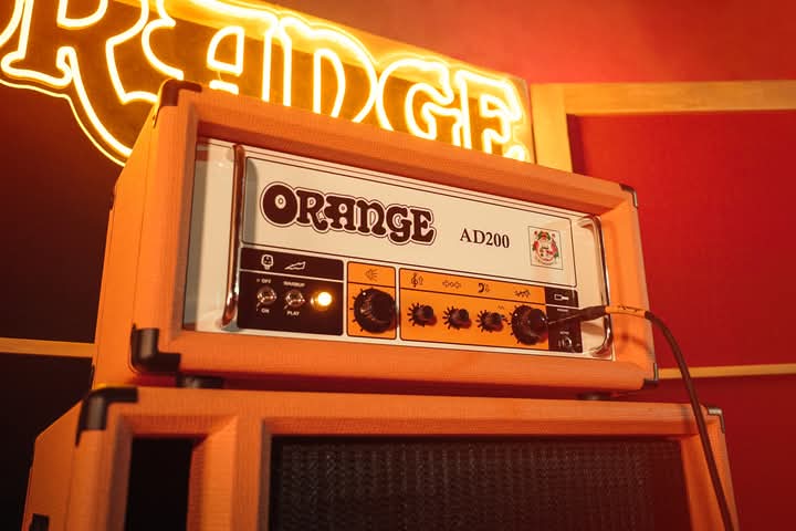 musiqhunt's tweet image. ORANGE AD200 BASS VALVE AMP – THE TUBE TITAN RETURNS

"Pure valve power, uncompromising tone" – The AD200 is back, delivering the same iconic British grit that defined decades of bass tone.

 #BassTone #ValvePower