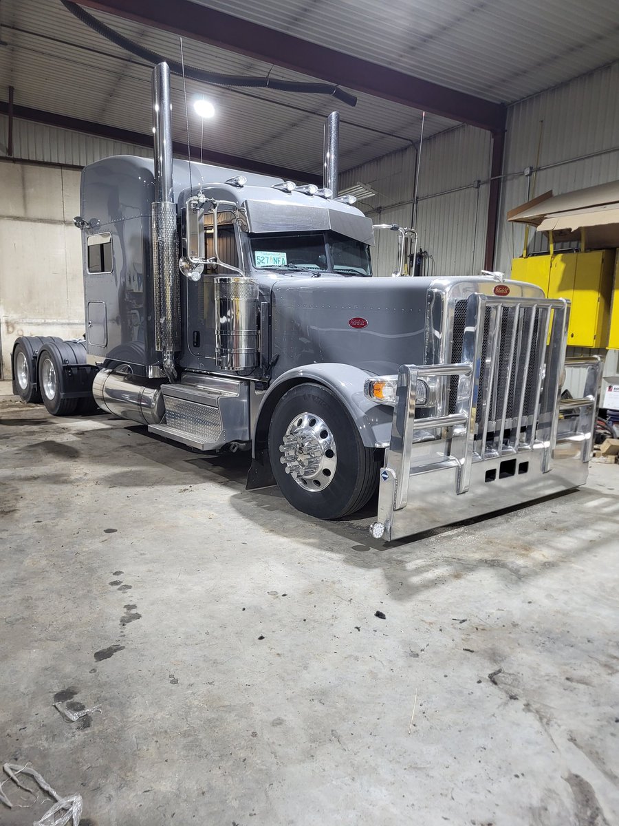 lukehofer15's tweet photo. 7 Hours Later, And The Bumpers Are Shining Again!!!! #Peterbilt #WorkTrucks https://t.co/azFgI5oB6D