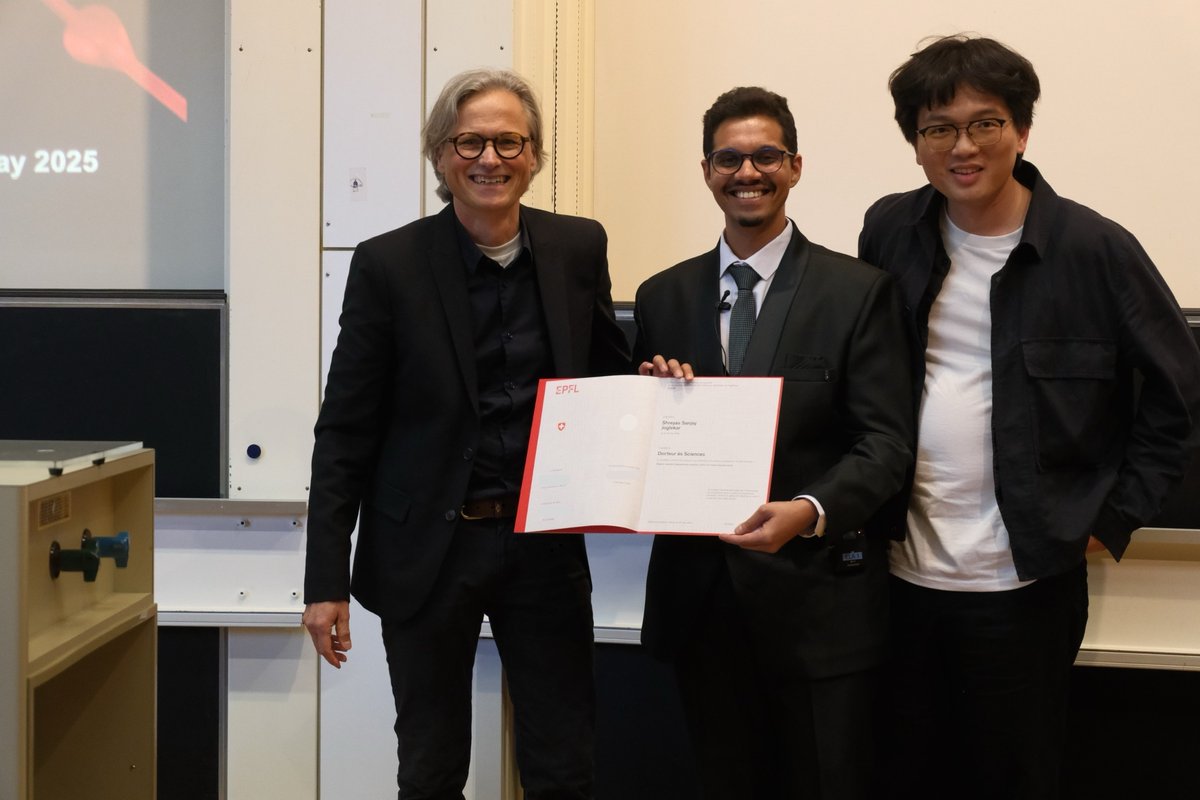 Materials Science & Engineering @EPFL (@materials_epfl) on Twitter photo 🎉 Congratulations to Dr. <a href="/JoShreyas96/">Shreyas Joglekar</a> from the Laboratory of Nanoscale Magnetic Materials and Magnonics (LMGN) for successfully defending his PhD thesis “Magnon assisted magnetization reversal in NiFe-YIG hybrid nanostructures” under Prof. Dirk Grundler's supervision. 🎉 Congratulations to Dr. <a href="/JoShreyas96/">Shreyas Joglekar</a> from the Laboratory of Nanoscale Magnetic Materials and Magnonics (LMGN) for successfully defending his PhD thesis “Magnon assisted magnetization reversal in NiFe-YIG hybrid nanostructures” under Prof. Dirk Grundler's supervision.