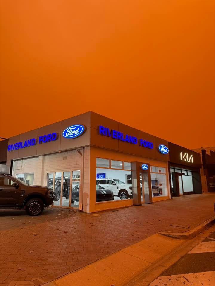 factsprime35's tweet image. DUST STORM HITS Loxton, South Australia! 

Visibility &amp;amp; air quality severely impacted. 

🇦🇺 #DustStorm #Loxton #SAweather