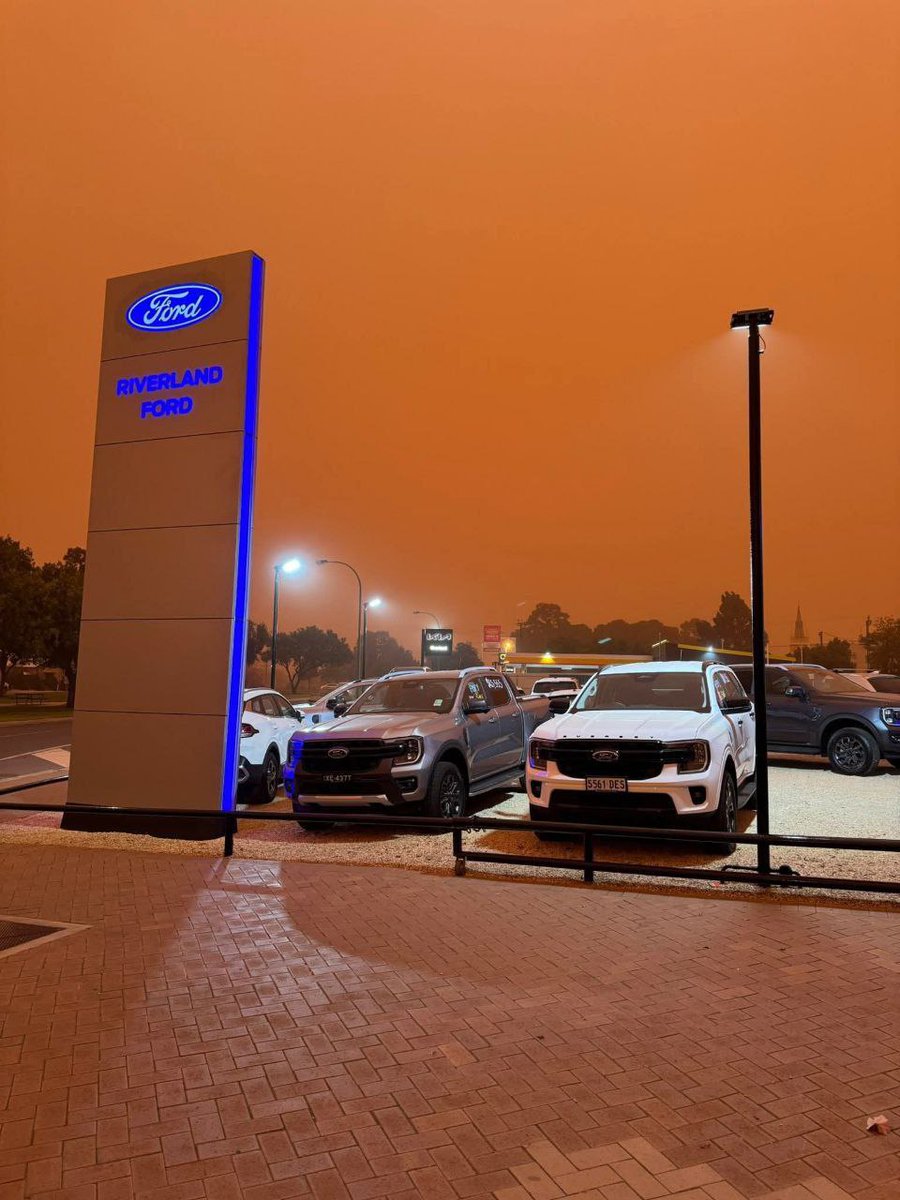 factsprime35's tweet image. DUST STORM HITS Loxton, South Australia! 

Visibility &amp;amp; air quality severely impacted. 

🇦🇺 #DustStorm #Loxton #SAweather