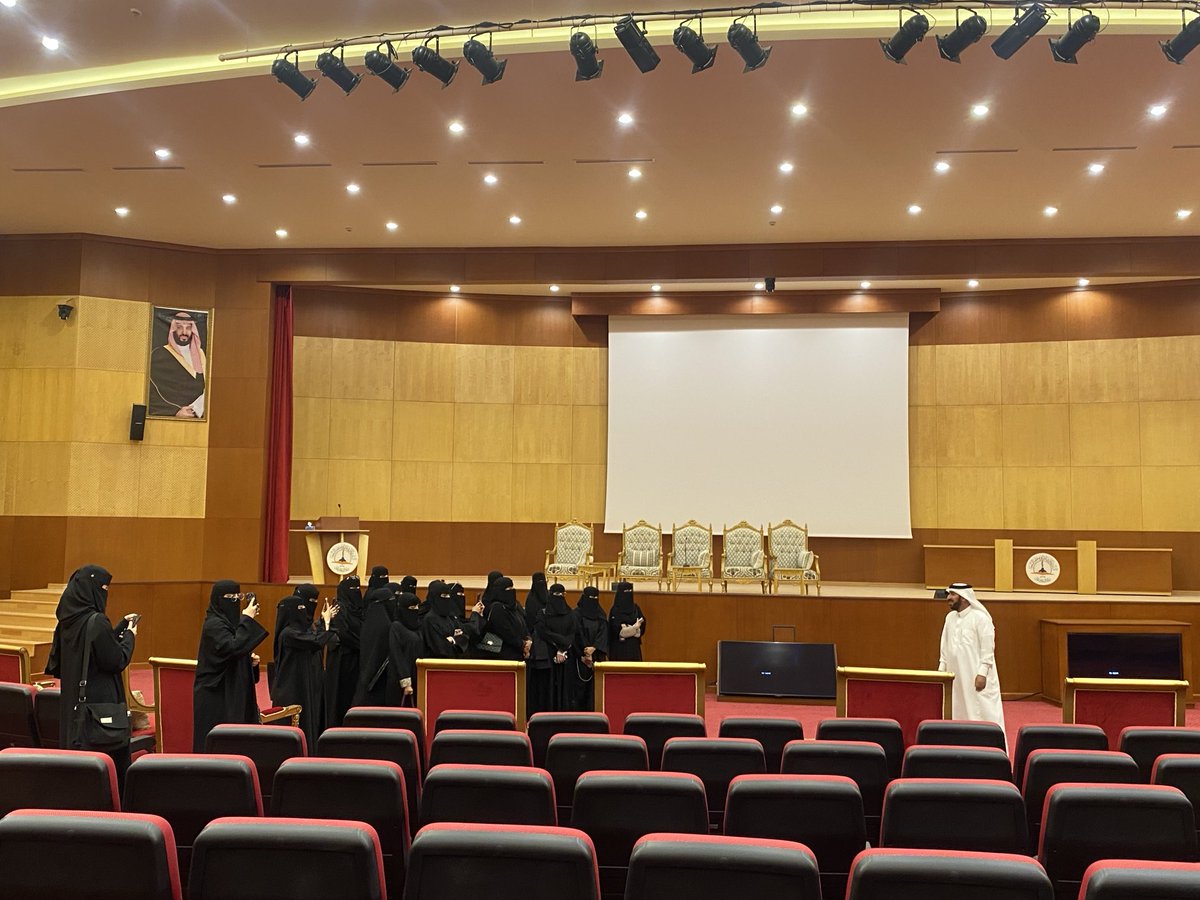 يحدث الآن : زيارة أعضاء هيئة التدريس وطالبات من قسم اللغة العربية بكلية الآداب والعلوم الإنسانية بجامعة الباحة .