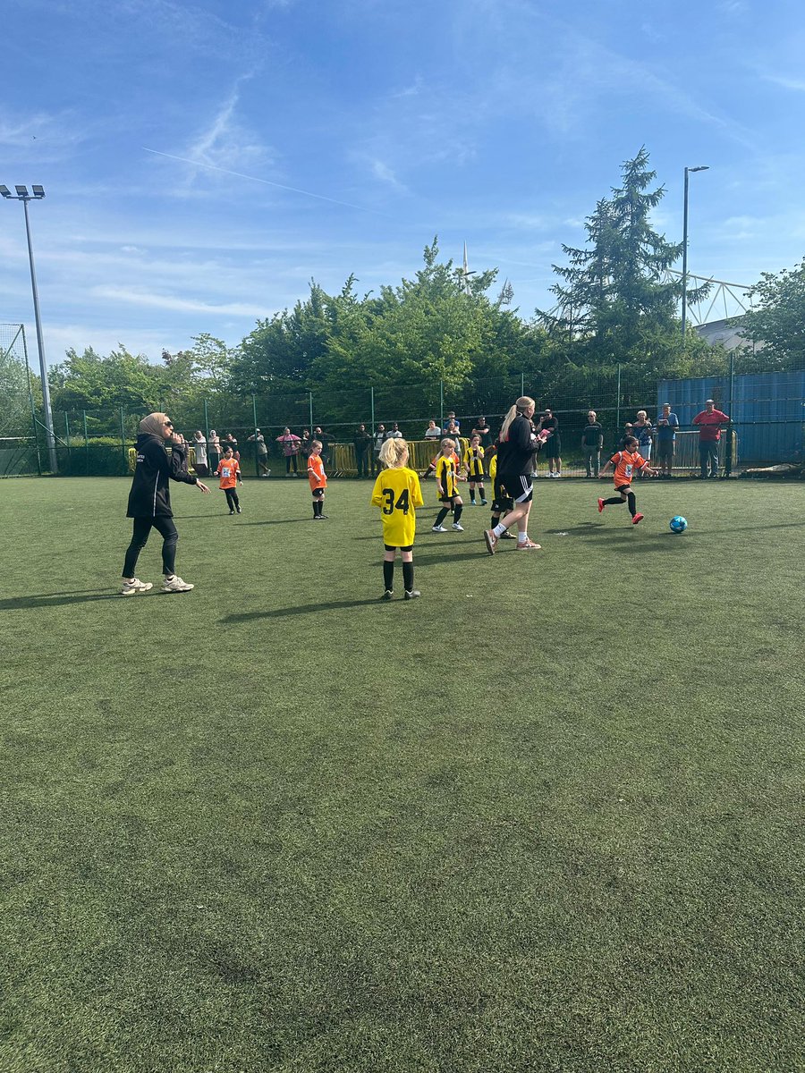 BoltonUTDGirls's tweet photo. Started midway through the season and narrowly missed out on a place in the cup finals. For our u7’s to already be competing at this level is something truly special. Next season - we’re coming. Let’s go BUGirls! 🧡👏🏾 https://t.co/ikLd4T0WCJ