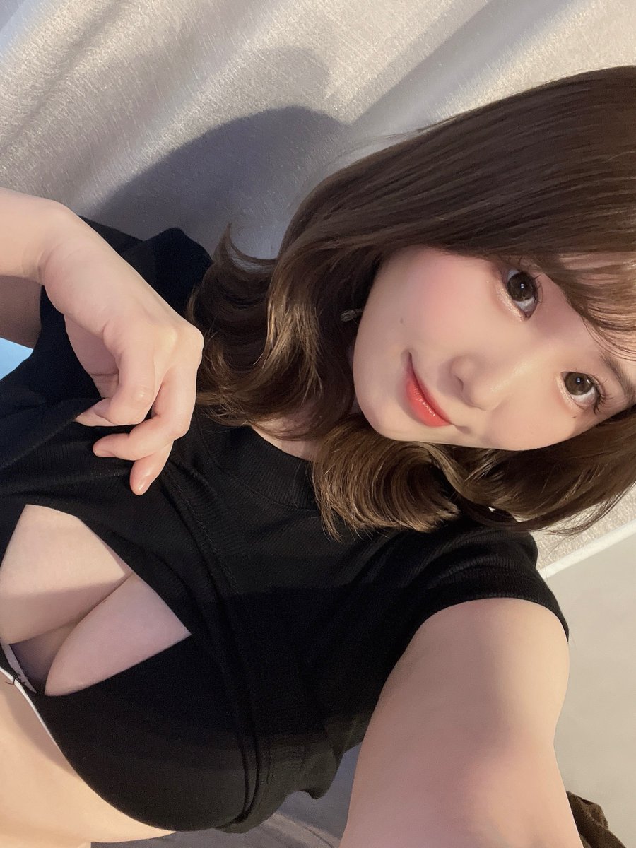 nemuiyo_557's tweet image. 乳でかすぎてせっかくのCalvin Kleinの文字見えない😂