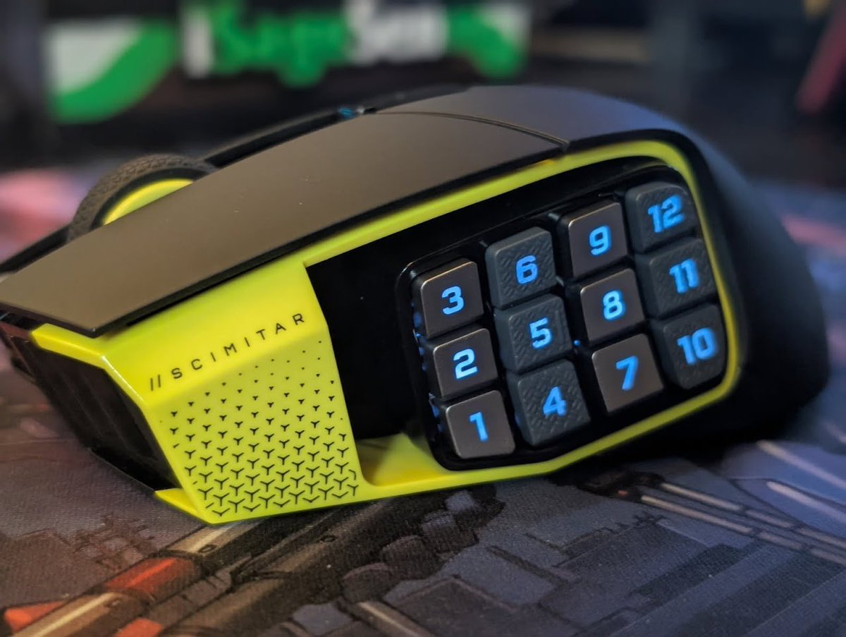 Corsair'in yıllardır piyasada olan MMORPG faresi Scimitar'ın Elite Wireless SE modeli, yayıncılara da hitap eden kişiselleştirme özellikleriyle donatılmış.  

161 gram ağırlığındaki oturaklı ürünün fiyatı ise 140$.