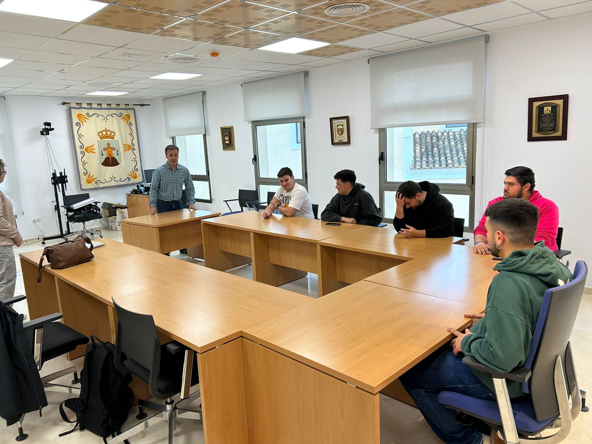 coworking_soria's tweet photo. 🌿 Aledo sigue en marcha con #EnjoyRuralWorking
El grupo motor local celebró su primer encuentro para crear experiencias turísticas vivenciales e innovadoras que atraigan a nómadas digitales.
💻👣 Turismo, innovación y ruralidad que inspiran.
#TurismoRural #NómadasDigitales https://t.co/w3KOwPj2zP