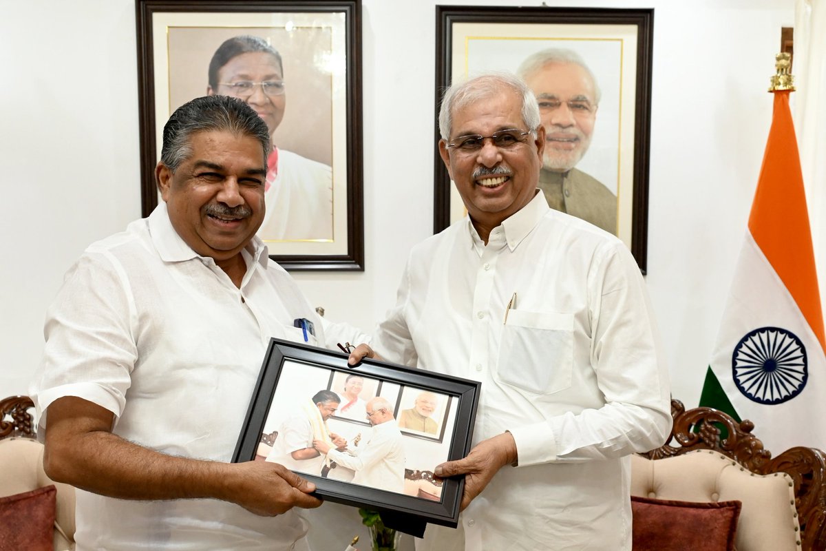 केरल के मत्स्य पालन, संस्कृति और युवा मामलों के मंत्री श्री साजी चेरियन जी ने राजभवन में भेंट की।
