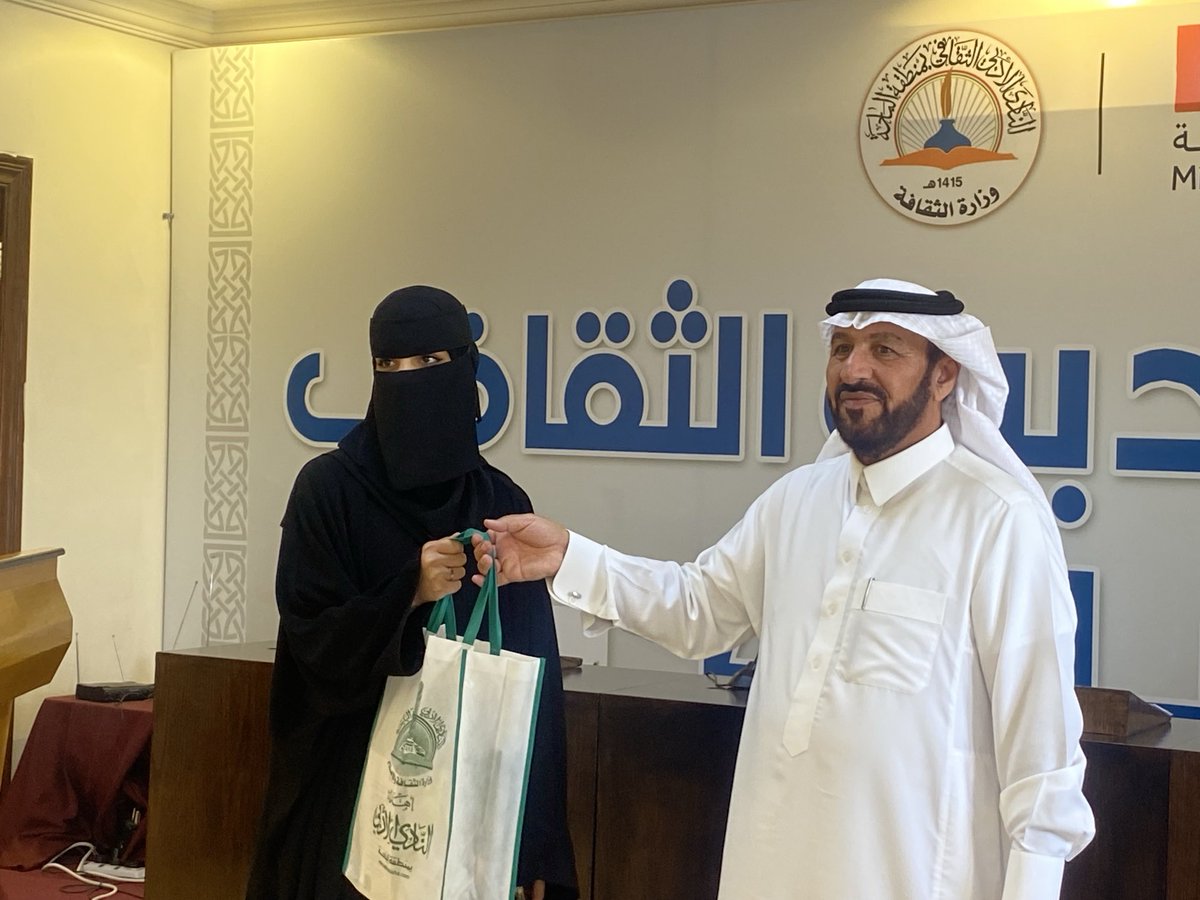 يحدث الآن : زيارة أعضاء هيئة التدريس وطالبات من قسم اللغة العربية بكلية الآداب والعلوم الإنسانية بجامعة الباحة .