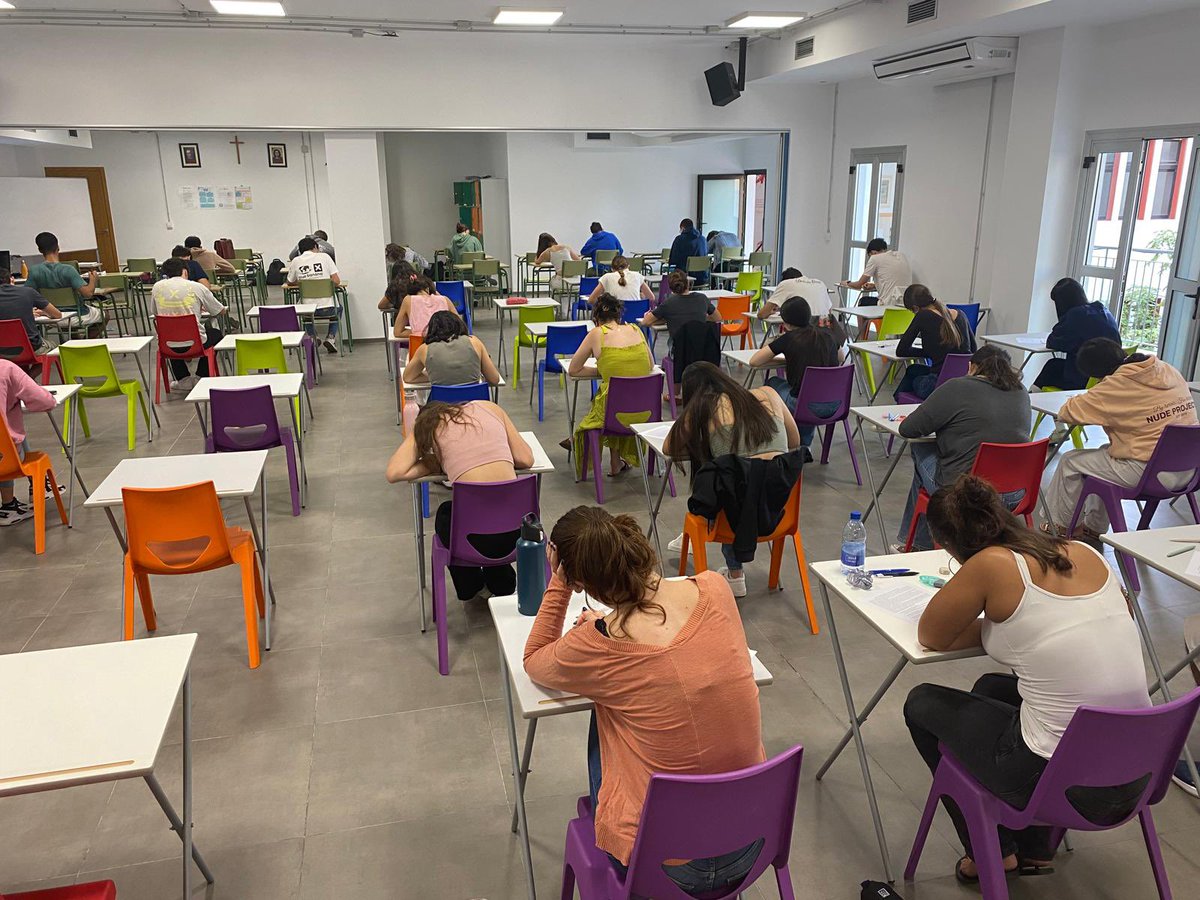 ClaretLasPalmas's tweet photo. Mientras tanto en #ClaretRabadan preparamos a nuestro alumnado de cara a la PAU con diversos simulacros de examen de todas las materias para que la afronten de la mejor manera 📝🎓 https://t.co/7MypErmetk