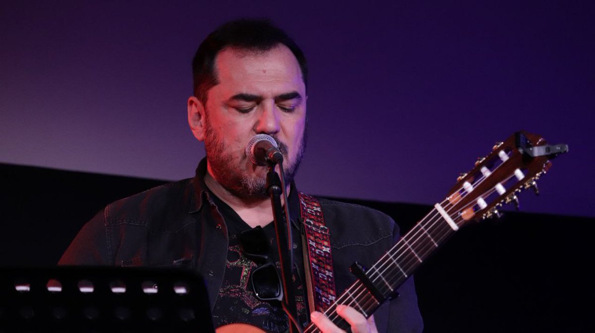 Javier Gallego Crudo (@carnecrudaradio) on Twitter photo Este viernes grabamos un programón con <a href="/SerranoIsmael/">Ismael Serrano</a> donde tuvimos el placer de escucharle cantar, pero también hablar.
¡Y cómo habla! Escúchalo que no tiene pelos en la lengua:
open.spotify.com/episode/1u9zcg… Este viernes grabamos un programón con <a href="/SerranoIsmael/">Ismael Serrano</a> donde tuvimos el placer de escucharle cantar, pero también hablar.
¡Y cómo habla! Escúchalo que no tiene pelos en la lengua:
open.spotify.com/episode/1u9zcg…
