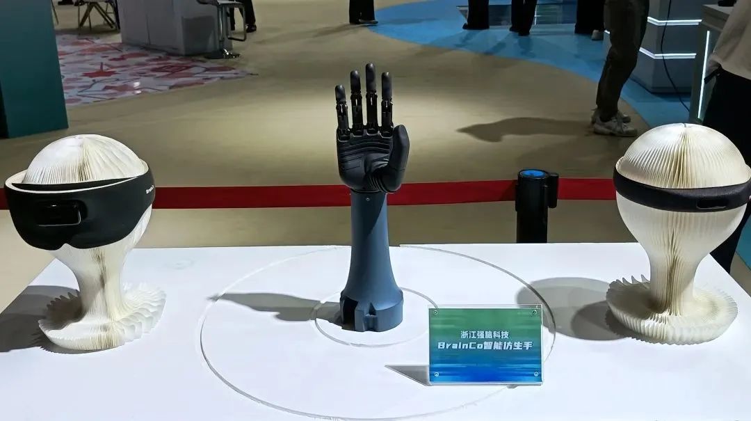 DiscoverYuhang's tweet photo. Ancient civilization meets futuristic tech—#Yuhang is unleashing a storm of tangible innovation at the 21st China (Shenzhen) International Cultural Industries Fair!
💡#Brainco, #Pimax, #ZeroZeroRobotics, Wujieai, and Liangzhu Cultural Tourism are showcasing how cultural roots and cutting-edge ideas can thrive together in the Zhejiang Pavilion.
#ShenzhenCulturalExpo #TechMeetsCulture