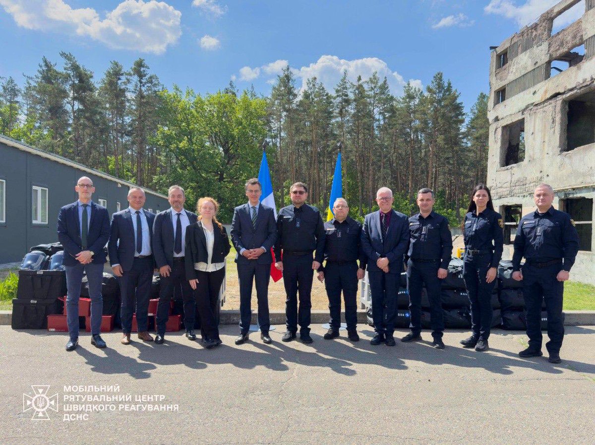 🇺🇦🇫🇷 : la France met son expertise au service de la résilience de l’Ukraine.

🔹 Remise d’équipements de plongée et de protection pour les démineurs plongeurs du SESU.

🔹 Échanges sur les perspectives et la suite de ce partenariat durable entre la France et l’Ukraine.