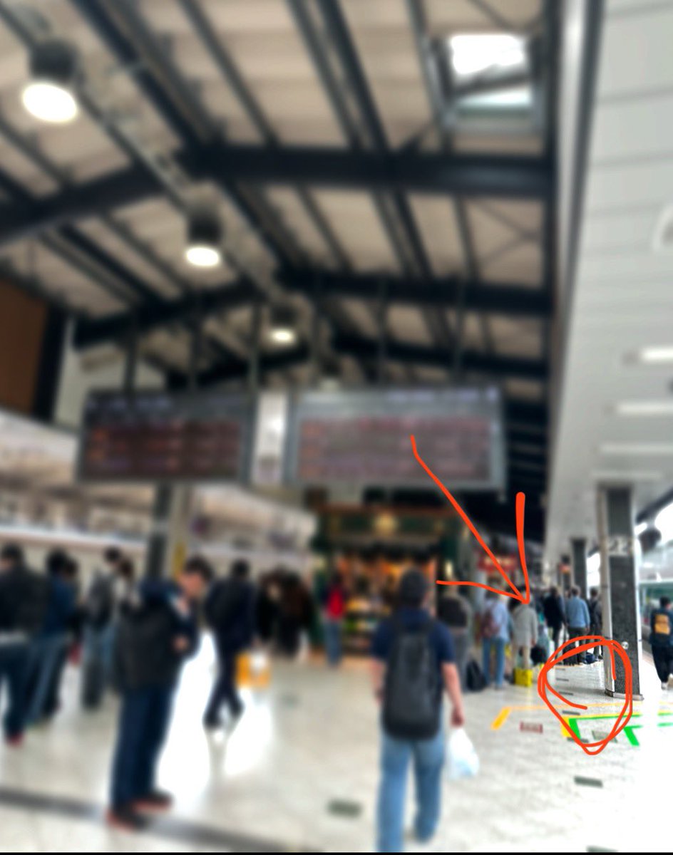 takuma10feet's tweet photo. 昨日5/25のお昼に東北新幹線のホームにて東北行きはやぶさ号の8号車乗り口付近の柱の所にアンパンが持ち主と離れ離れになり立ち尽くしていました。本日東京駅は東北新幹線の改札にて二人の駅員さんに状況を話して託しましたので持ち主の相棒さん気づかれましたら東京駅の「お忘れ物承り所」まで。

#東京駅
#忘れ物
#落とし物
#アンパンマン

#ばんそうこう
#絆創膏
#絆創膏アンパンマン
#ばんそうこうアンパンマン
#あんぱん
#待っとるきね