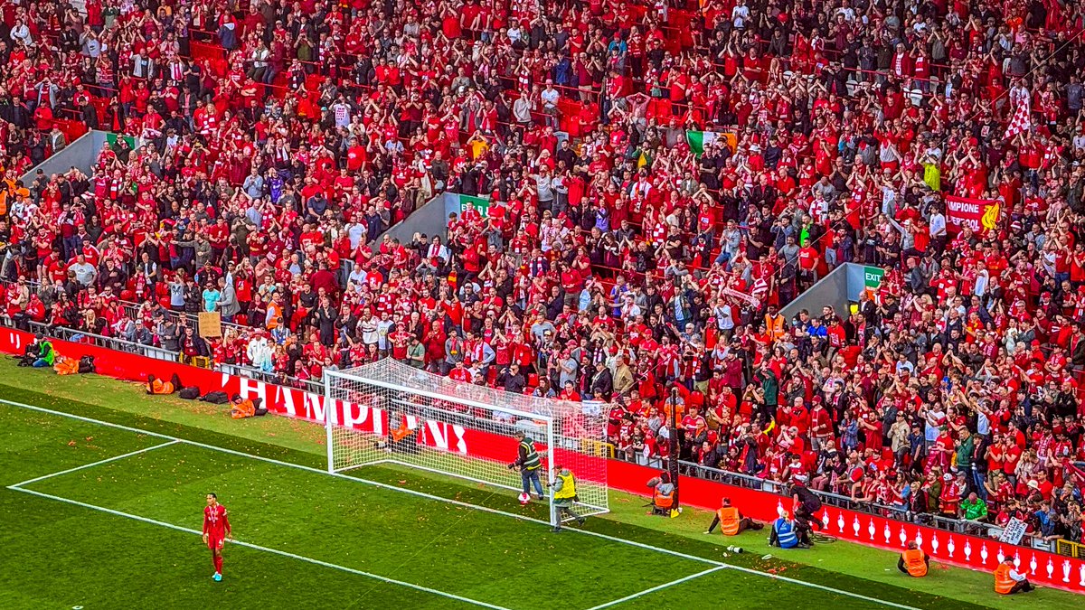 larsidar's tweet photo. He's our centre-half,
He's our number four,
Watch him defend,
And we watch him score,
He'll pass the ball,
Calm as you like,
He's Virgil van Dijk, He's Virgil van Dijk…
#liverpool #ynwa #lfcnor https://t.co/4208sopLq1