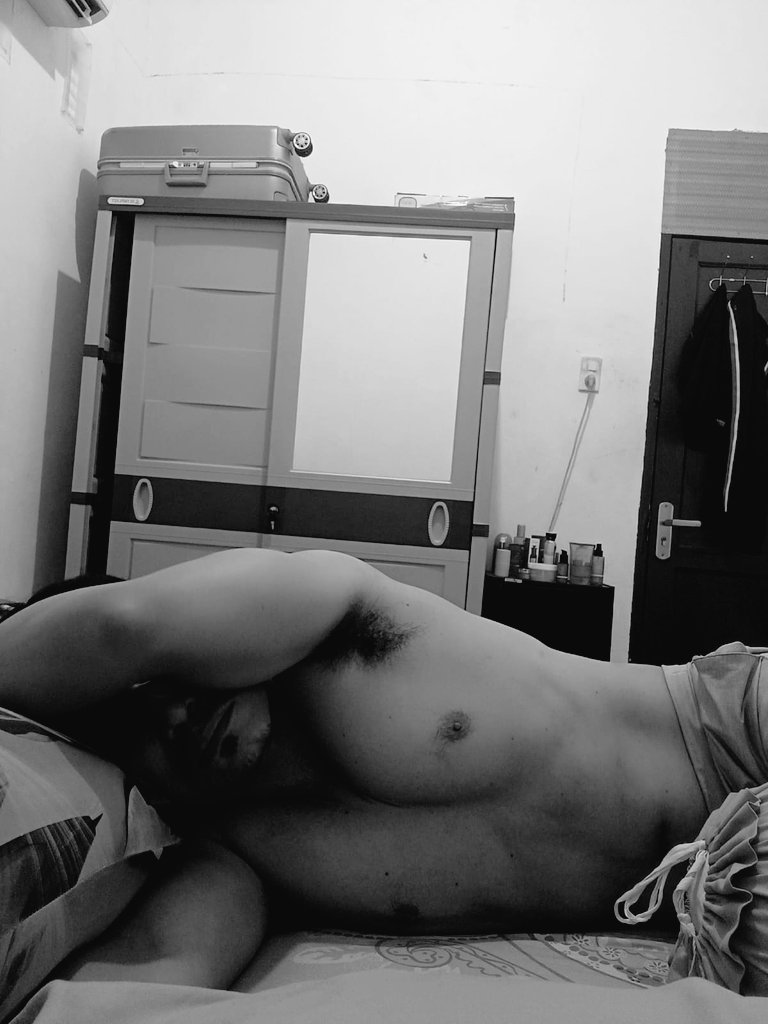 UnchUnchhhh's tweet photo. Cuddle yok. Khusus brondong. 
#gaymedan https://t.co/5DWIUEiyT8
