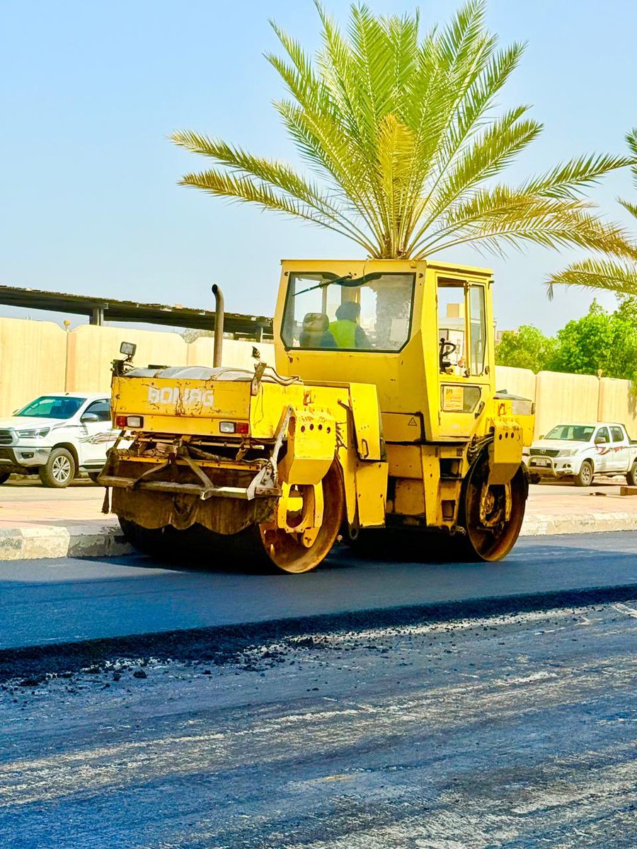 البدء بأعمال صيانة جزء من شارع الملك فيصل بحي الخالدية، وذلك ضمن خطة البلدية لصيانة وتحسين ورفع مستوى جودة الطرق بالمحافظة بمتابعة رئيس بلدية محافظة #القنفذة أ/ فايز بن معيض الشهري وادارة المشاريع بالبلدية