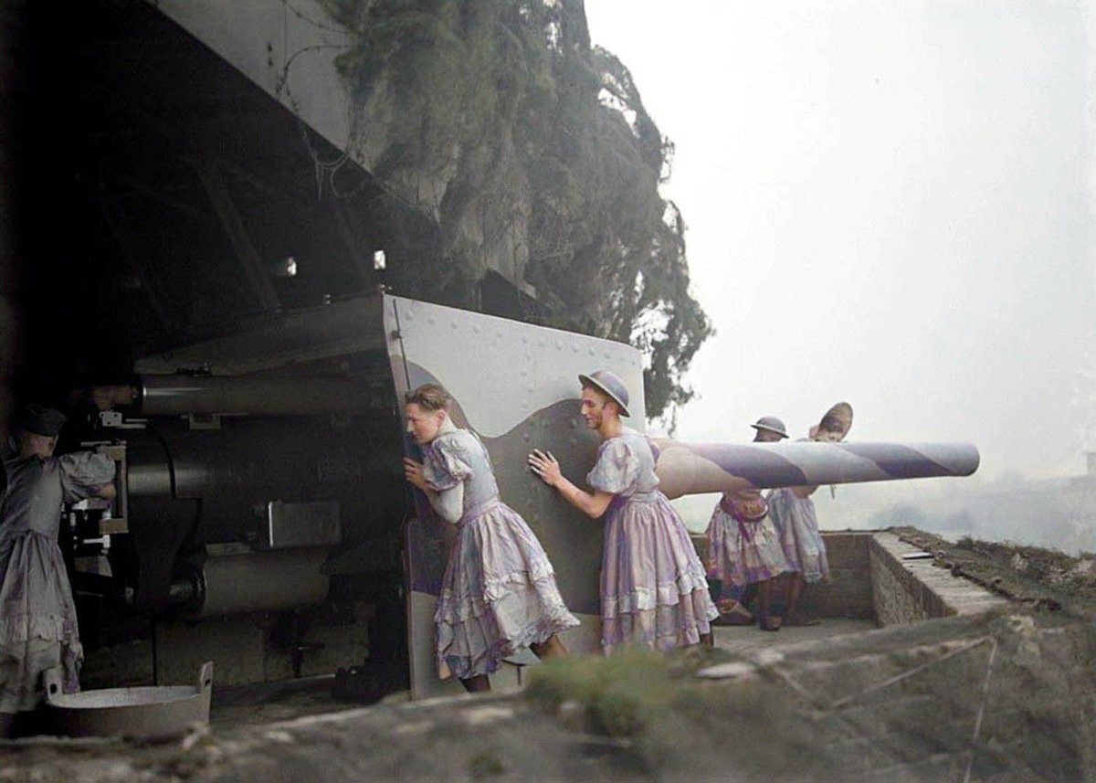 englandincolour's tweet photo. British soldiers manning guns in women's clothes, in 1940. They were performing a drag show when a German air raid occurred. https://t.co/Fy4uIMdNSj