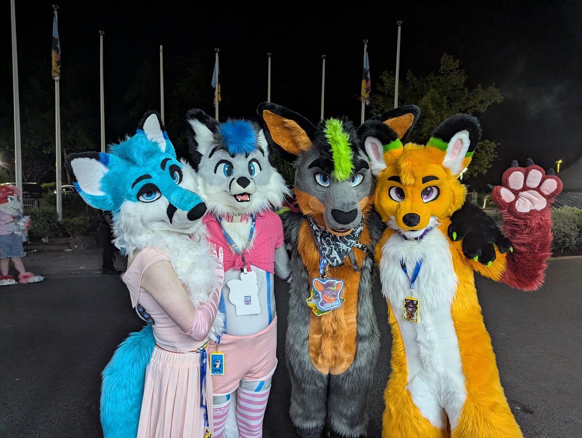 Just three normal 🔝foxes and a handsome roo! 

 <a href="/Blue_Zeph/">Zephy 🦊💙</a> 🦊
<a href="/DarteriRoo/">🟦☁️Darteri Roo 💙💛</a> 🦘
<a href="/TreacleFox/">TreacleFox</a> 🦊

📸 jamiethemagpie.bsky.social