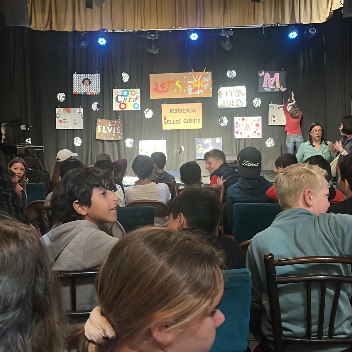 El gran dia va arribar! Us deixem un petit recull de Let's Pop!!, el musical sobre la Història de la música pop, protagonitzat pels nois i noies de 6è a El Siglo-Mercantic.. Perdó... protagonitzat per Frank Sinatra, The Beatles, ABBA, Michael Jackson, Madonna, Britney Spears..📷