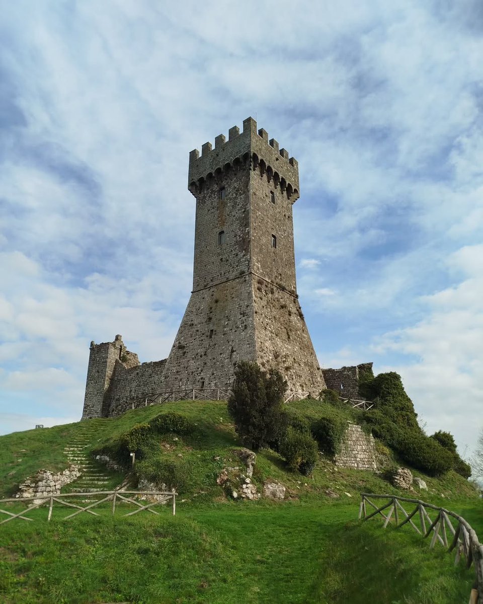 La Rocca di #Radicofani domina la #ValdOrcia con la sua imponente torre. Tappa imperdibile sulla #FrancigenaToscana, racconta storie di pellegrini e leggende medievali.​
👉 bit.ly/FortezzaDiRadi…
📸 IG @antonangela82_ [bit.ly/41PYoix]
🖇️ <a href="/ViaFrancigenaEU/">Via Francigena AEVF</a>