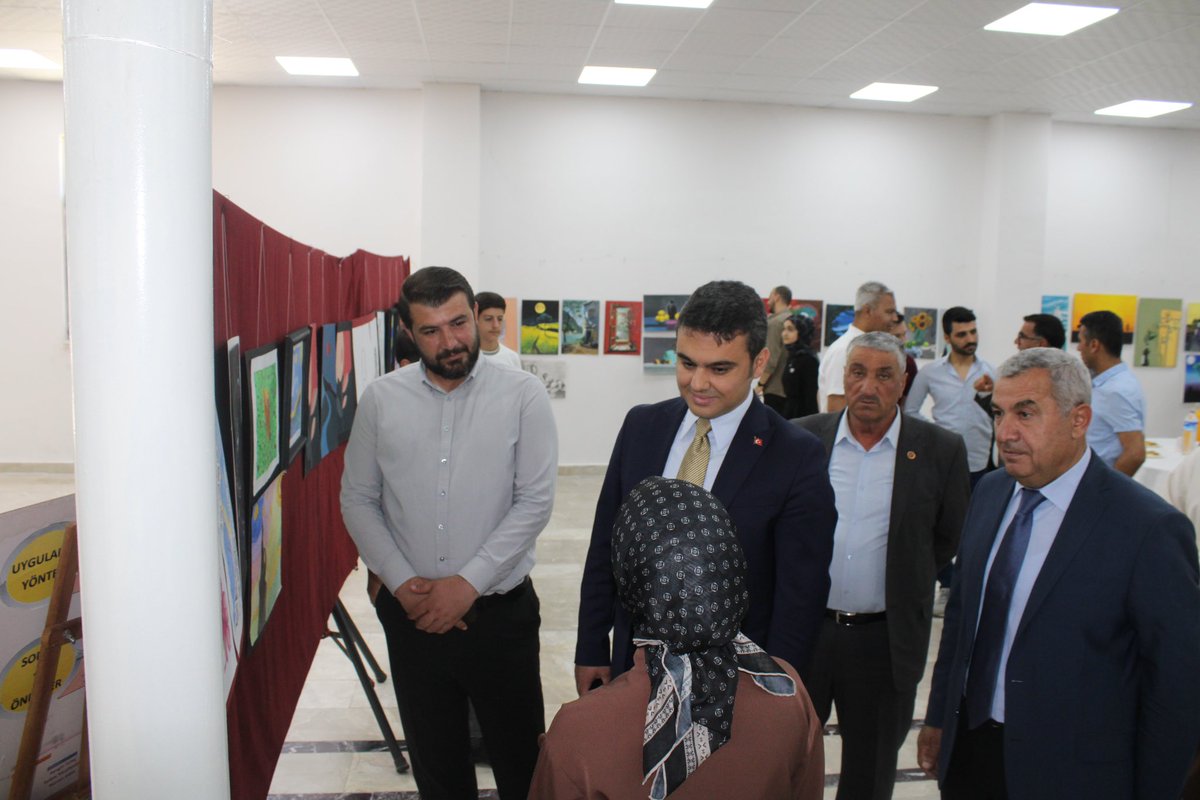 AlacakayaResmi's tweet photo. Kaymakamımız Hamza Selçuk, İlçemizde gerçekleştirilen “Resim Sergisi” etkinliğine katıldı. https://t.co/MZJvVHvu1m