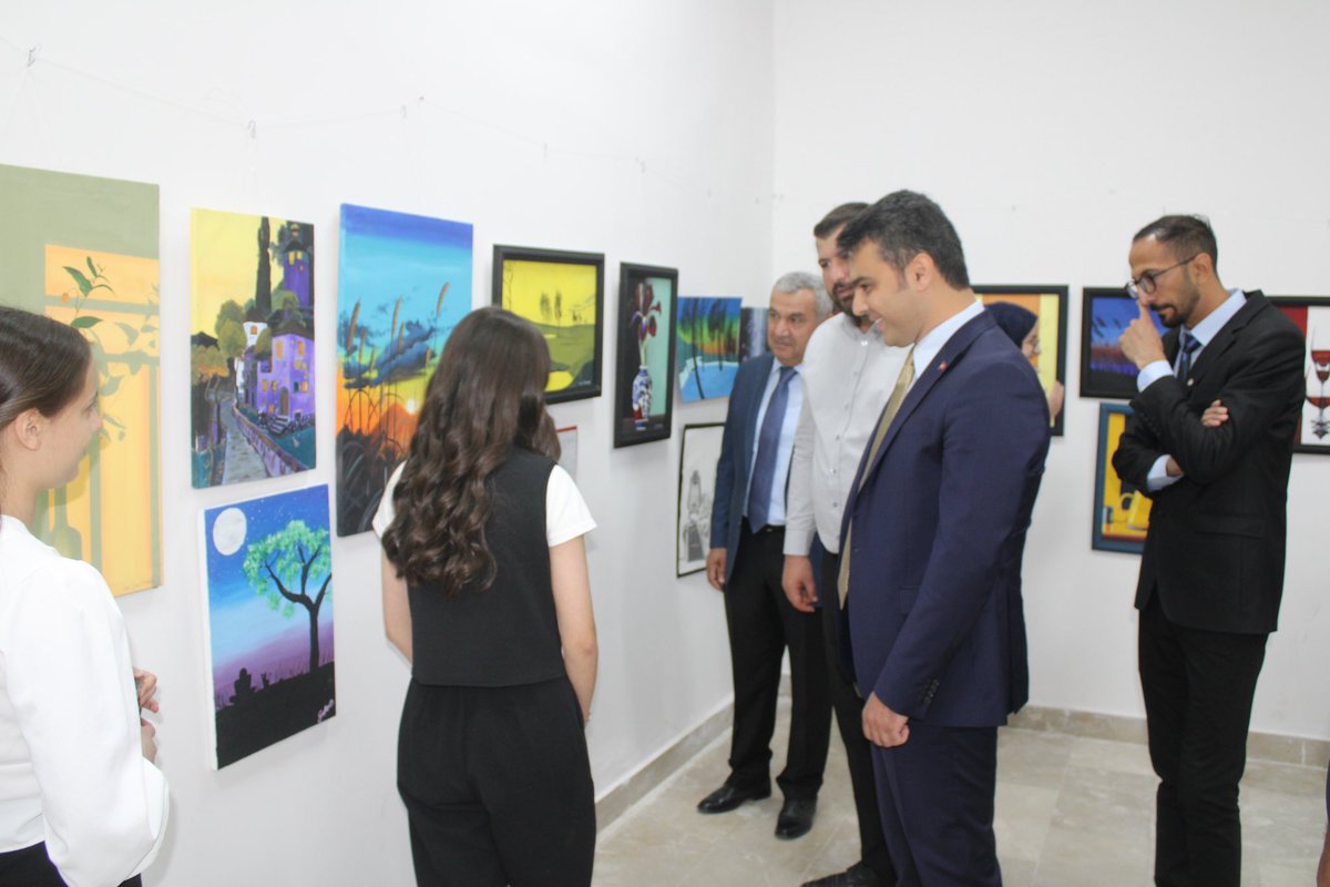 AlacakayaResmi's tweet photo. Kaymakamımız Hamza Selçuk, İlçemizde gerçekleştirilen “Resim Sergisi” etkinliğine katıldı. https://t.co/MZJvVHvu1m