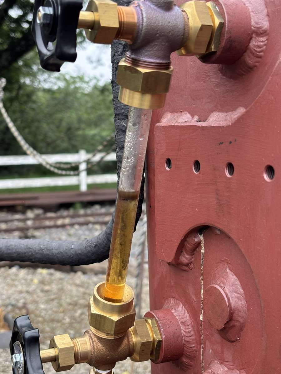 なお、今回の６号機新ボイラー初火入れにあたっては、“いにしえよりの言い伝え”により、ボイラー内にサツマイモが投入されました。

いわば“超高圧の圧力鍋”に入れられたサツマイモは、ボイラー水に溶けこみ、水面計のボイラー水は褐色になり、排気の蒸気からはサツマイモの香りが…。