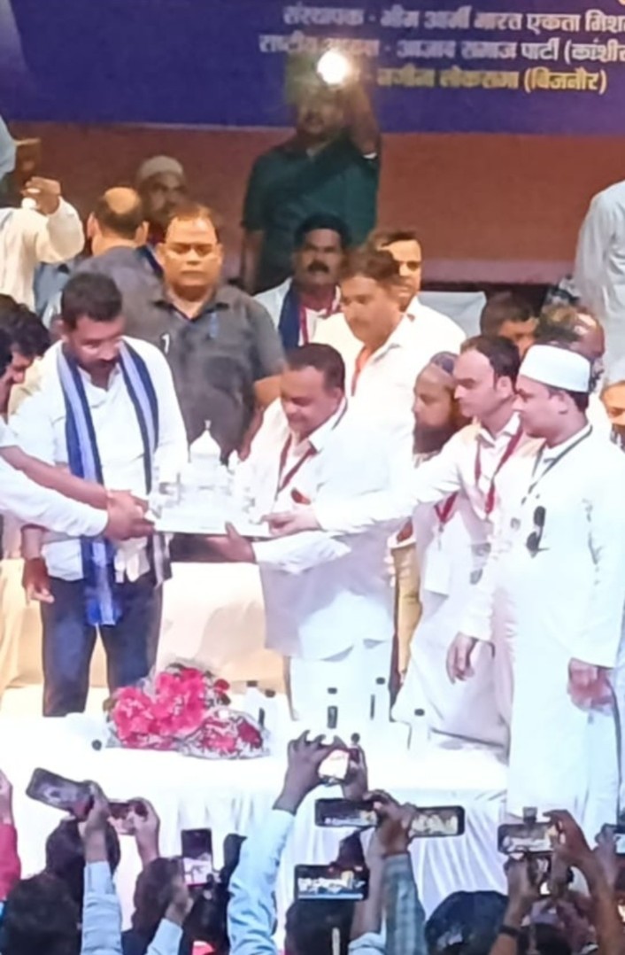 HarunAbbas12's tweet photo. 25 मई 2025 को आगरा के सूरसदन,  मे आज़ाद समाज पार्टी मुस्लिम भाई चारा टीम द्वारा ‘प्रबुद्ध वर्ग सम्मेलन’ का भव्य आयोजन किया गया। इस अवसर पर मा. सांसद @BhimArmyChief  जी को मोहब्बत निशानी ताजमहल का प्रतीक भेट देकर गर्मजोशी से इस्तक़बाल किया https://t.co/yGfRwx8d2G