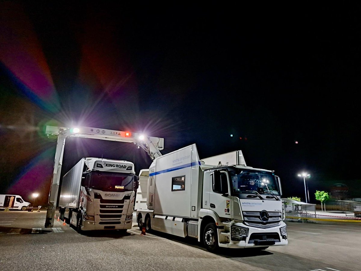 Contrôle de flux, organisé à Poligny ce week-end, renforcé par la présence d’un camion scanner, permettant de détecter des marchandises frauduleuses  dissimulées dans les chargements. 
En 2024, les douaniers franc-comtois ont saisi 3,4 tonnes de stupéfiants, équivalent à 16,6 M€