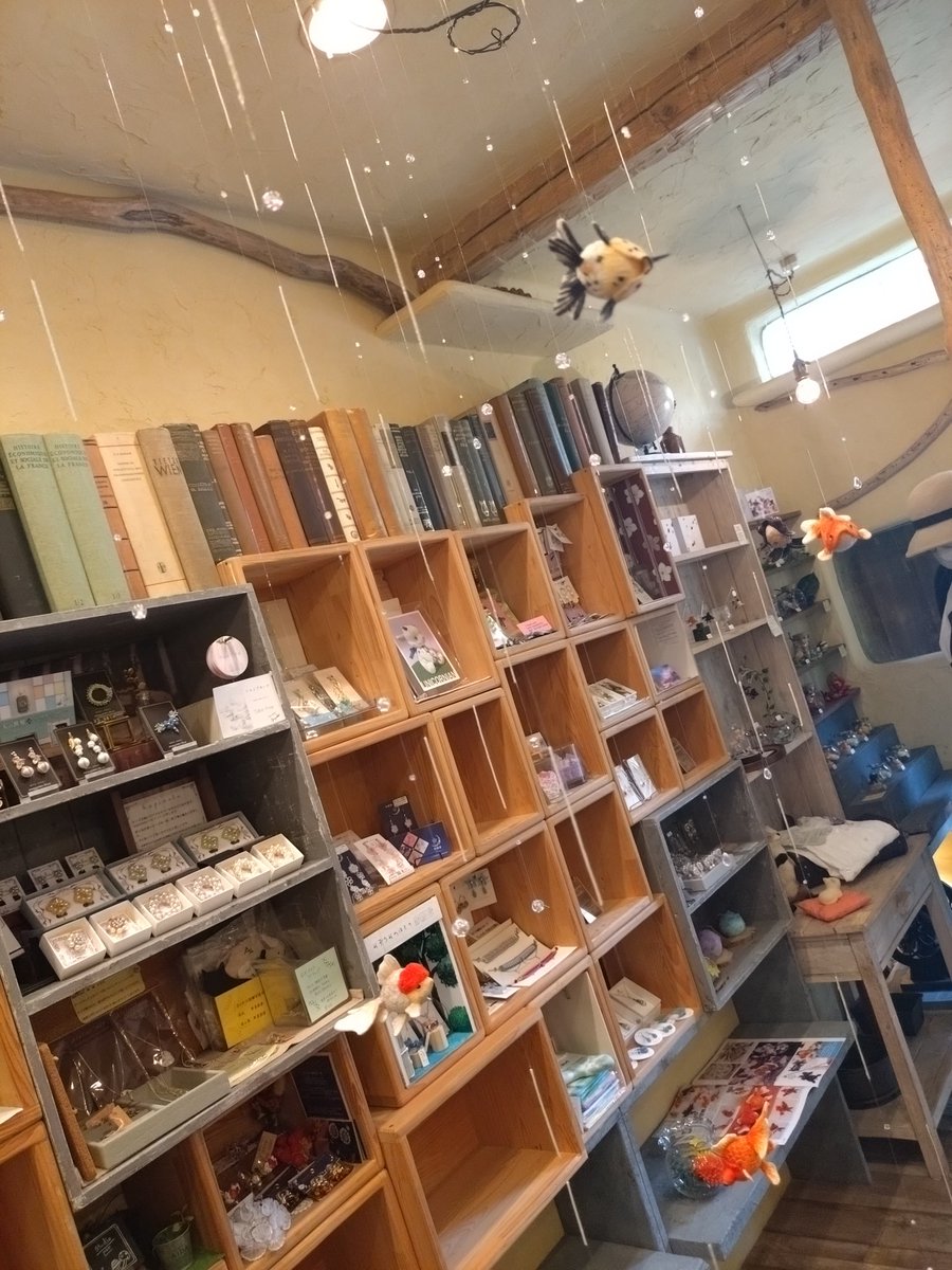 <a href="/_utura_utura_/">あらいあさみ/刺繍造形作家</a> <a href="/Lupopo_cafe/">*LUPOPO cafe&gallery* 三軒茶屋の糖質オフのケーキ専門カフェとハンドメイドのお店</a> 先程少しだけですが伺って来ました✨
貴重な製作過程のお話、そして見習いちゃんとレアなアングルまで！
たくさん鰭があるんだなぁ…
金魚といえば…な🐱ペンさんもぜひ🫧🐠