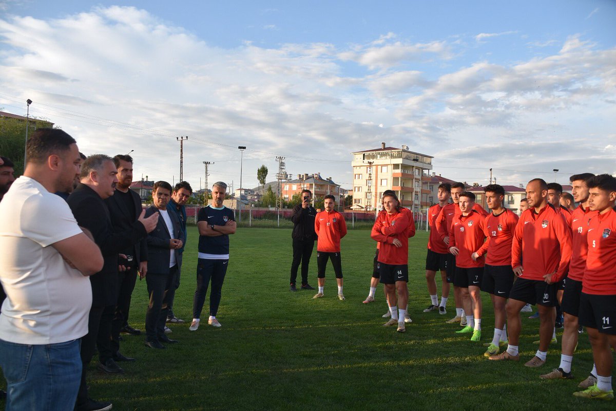 İl Emniyet Müdürümüz Sn. Murat MUTLU, VanSpor FK'nın antremanını ziyaret ederek, futbolculara ve teknik heyete 1. Lig yolunda başarılar dileğinde bulundu.