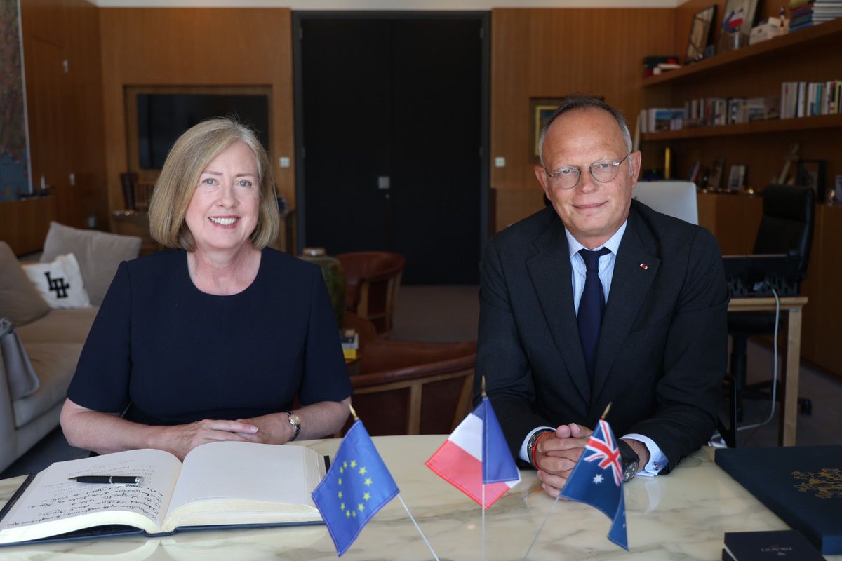 AusAmbFR's tweet image. Merci @EPhilippe_LH, Maire du Havre, pour votre engagement durable envers l’Australie. Notre amitié est fondée sur des valeurs et intérêts communs. Nos liens culturels restent solides, comme illustré par la collection Lesueur 🇦🇺🇫🇷