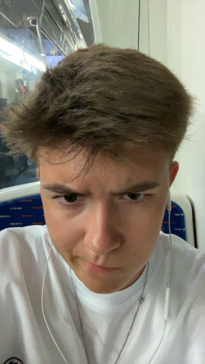 İzbanda herkes bana bakarken benim kulaklıkta trakya çiftetellisi çalıyor