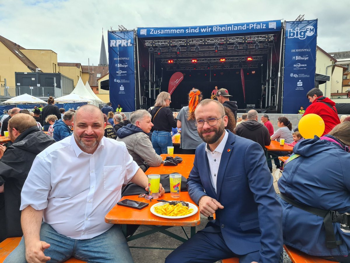 AfDFraktionRLP's tweet photo. Gestern hat unser Vorsitzender Dr. Jan #Bollinger gemeinsam mit Peter #Stuhlfauth unsere Fraktion beim #RheinlandPfalzTag in Neustadt an der Weinstraße vertreten. 

Wir danken den vielen Ehrenamtlichen und Hauptamtlichen für den Einsatz und das schöne Fest! https://t.co/nfHsCFFsnL