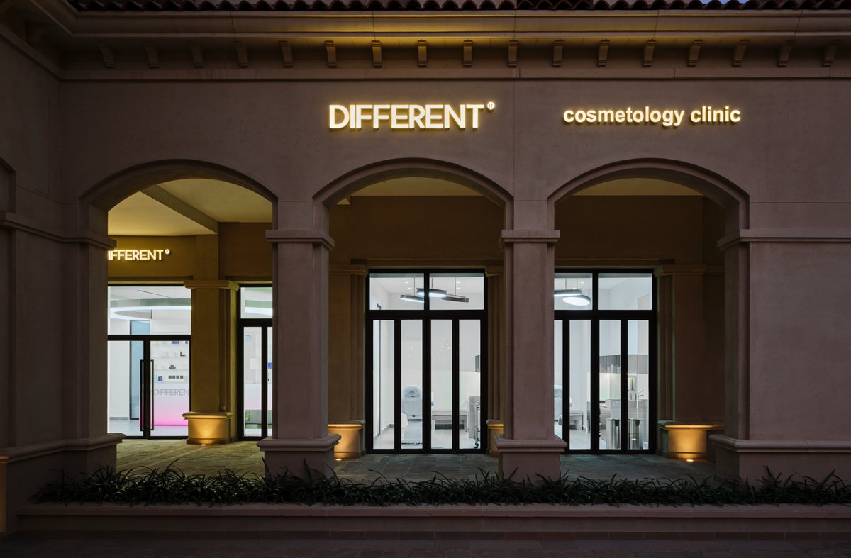 DesignMidEast's tweet image. The Different expands with a second cosmetology clinic featuring interiors by KIDZ Studio, delivering a science-driven approach to beauty within a signature minimalist design.
design-middleeast.com/different-expa…
#TheDifferentClinic #Cosmetology #KIDZStudio
