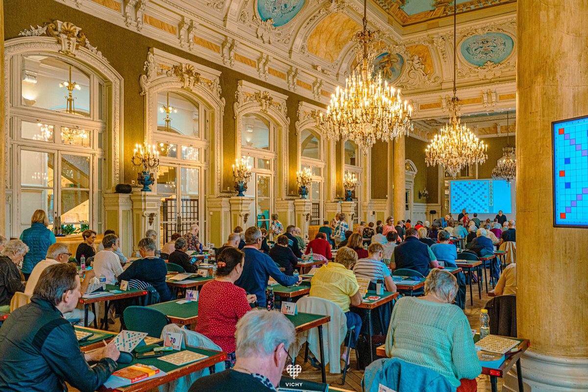 [#ScrabbleFrancophone] 🎲 𝐋’𝐚𝐫𝐭 𝐝𝐞 𝐥𝐚 𝐥𝐞𝐭𝐭𝐫𝐞, 𝐥𝐚 𝐩𝐚𝐬𝐬𝐢𝐨𝐧 𝐝𝐮 𝐣𝐞𝐮 !
Le Palais des congrès de Vichy accueille le 48e Festival international de Scrabble Francophone jusqu’au 1er juin.
🎯 Une compétitions entre passionnés de défis linguistiques.