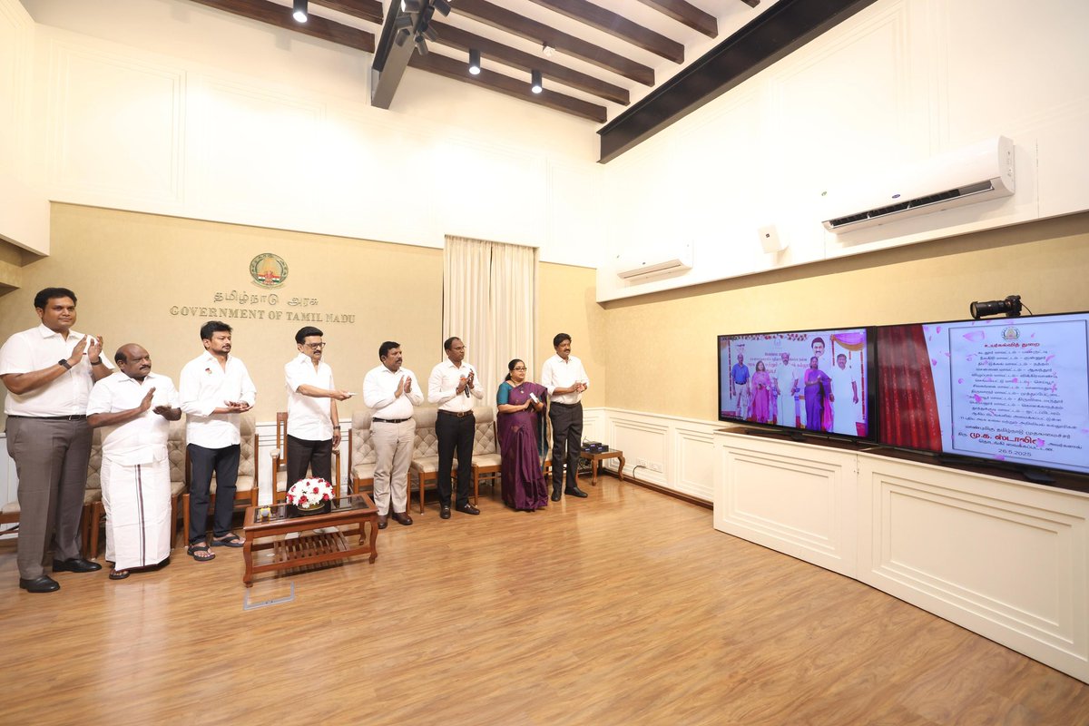 Udhaystalin's tweet photo. மாண்புமிகு முதலமைச்சர் @mkstalin அவர்களின் #திராவிட_மாடல் ஆட்சியில், உயர்கல்வியில் தமிழ்நாடு முதன்மை மாநிலமாக இருக்கிறது.

இந்த சாதனையை அடுத்தக்கட்டத்துக்கு எடுத்துச் செல்லவும், இன்னும் அதிகமான மாணவ - மாணவிகள் உயர்கல்வி சேருவதை உறுதி செய்யவும், பண்ருட்டி - குன்னூர் - நத்தம்  - ஆலந்தூர் - விக்கிரவாண்டி - செய்யூர் - மானாமதுரை - முத்துப்பேட்டை - திருவிடைமருதூர், பெரம்பலூர் மாவட்டம் - கொளக்காநத்தம் மற்றும் ஒட்டப்பிடாரம் ஆகிய 11 இடங்களில் புதிய கலை மற்றும் அறிவியல் கல்லூரிகளை மாண்புமிகு முதலமைச்சர் அவர்கள் இன்று தொடங்கி வைத்த போது, நாம் உடன் இருந்தோம்.

2025-2026 கல்வி ஆண்டில் செயல்பாட்டுக்கு வரவிருக்கும், இப்புதிய அரசுக் கல்லூரிகள், ஏழை - எளிய - விளிம்பு நிலை குடும்பங்களைச் சார்ந்த பிள்ளைகளின் கல்விக்கனவை சாத்தியமாக்கட்டும். 

அழியாத செல்வமான கல்வியை அனைத்து தரப்பிற்கும் கொண்டு சேர்ப்போம். கல்வியால் தமிழ்நாடு தொடர்ந்து வெல்லட்டும்!

@Govichezhian @TRBRajaa