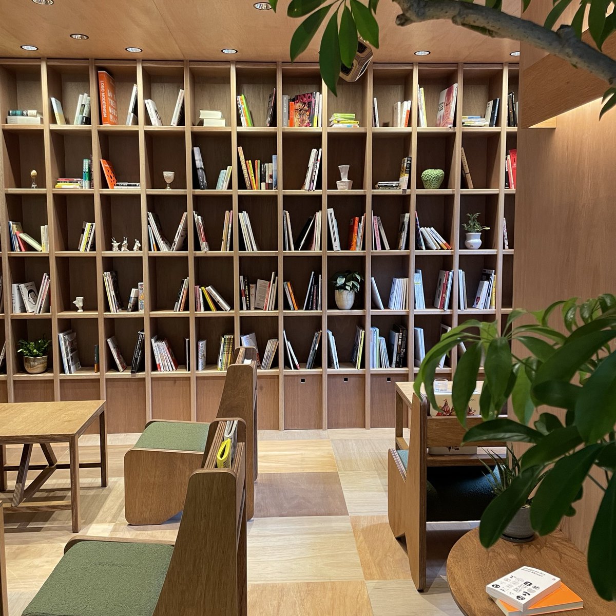 ISUTA_JP's tweet photo. 東京・三軒茶屋の住宅街にできた、おしゃれなカフェ「pluto」☕

5月24日にオープンしたばかりで、今ならまだ穴場だし、22時まで営業しているから夜カフェにもおすすめ🌙

壁一面の本棚と心地よい音楽に癒されながら、自家焙煎したコーヒーを味わえるよ。ぜひ行ってみて！ https://t.co/0X73VXsqFG