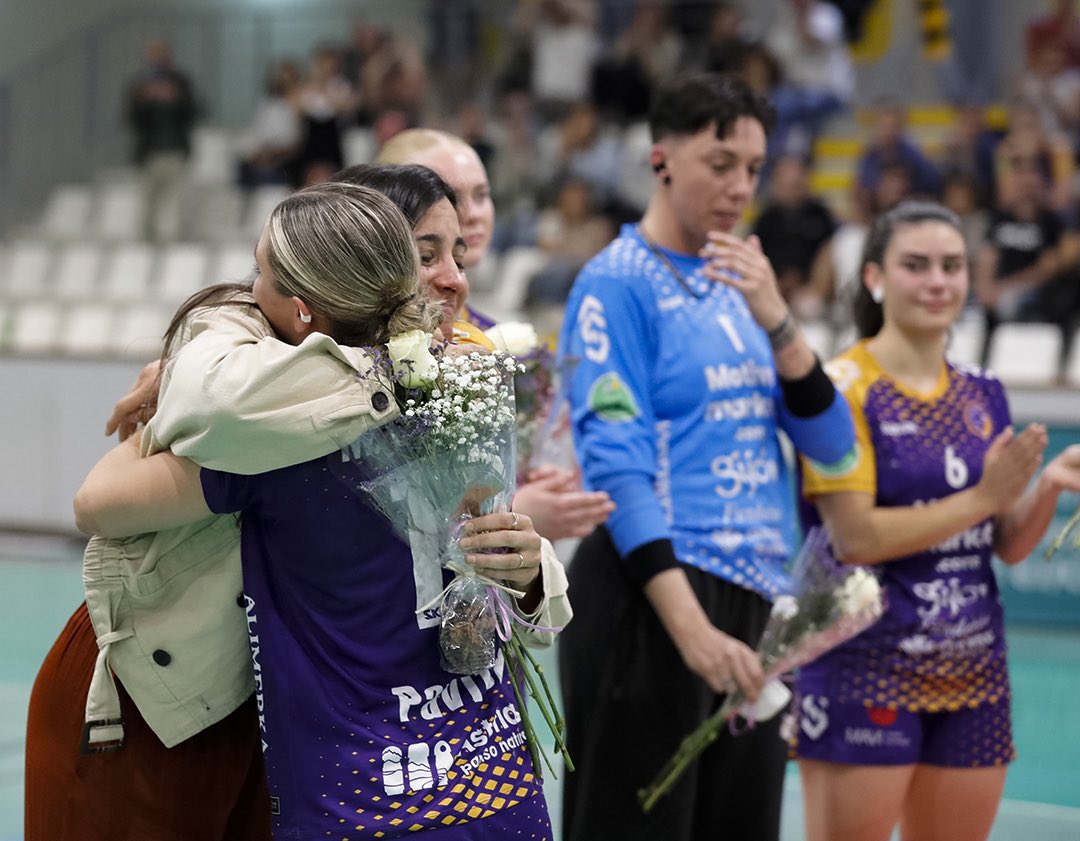 9 años separan estas fotos. Solo lxs que lo han vivido, pueden entenderlo.
Empecé este camino “dentro” y lo acabo  desde “fuera”. Qué poético, ¿no? O quizás más dentro que nunca. Qué diferente. Qué difícil. Que desagradecido. Y qué enriquecedor en realidad. Gracias balonmano.