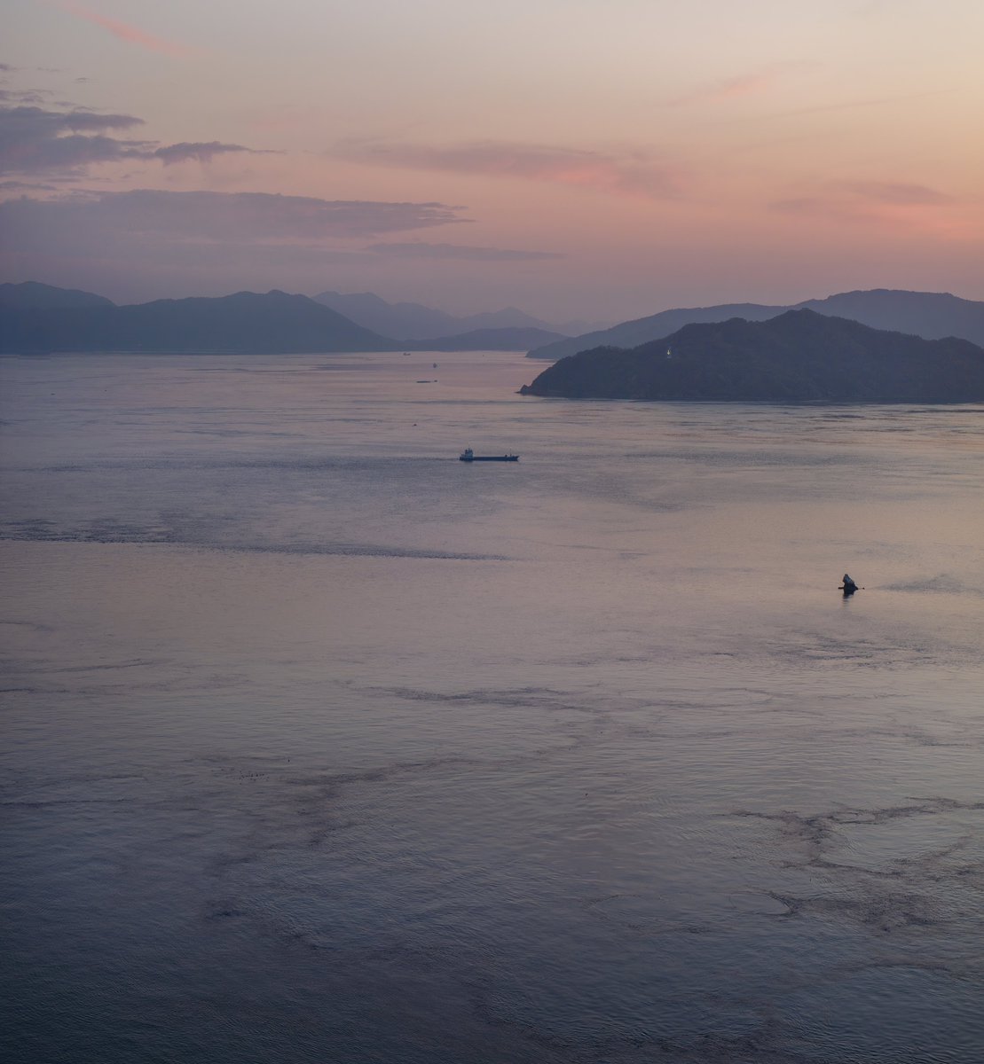 瀬戸内の上空にて撮影 島々の夕焼けの美しさをみて