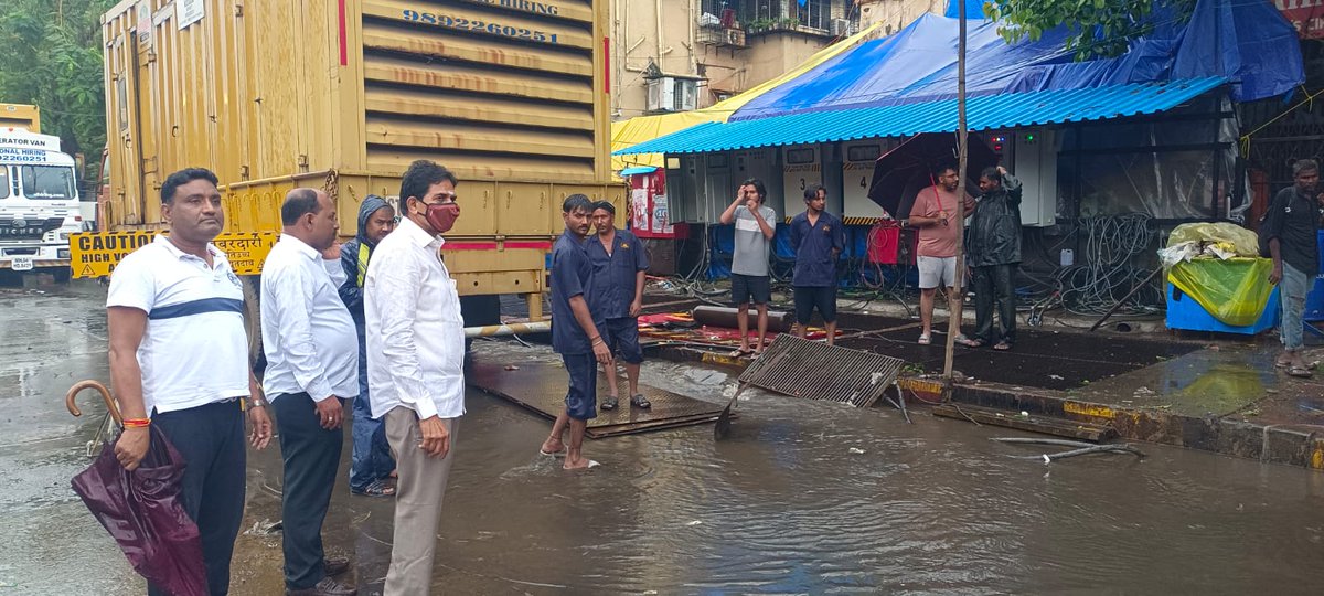 CaptTamilSelvan's tweet image. Day and night efforts are underway to survey low-lying, waterlogged areas in Sion Koliwada
Taking early action with heavy generator pumps to safeguard our people
#SionKoliwada #OnGround #BJP #MonsoonPrep