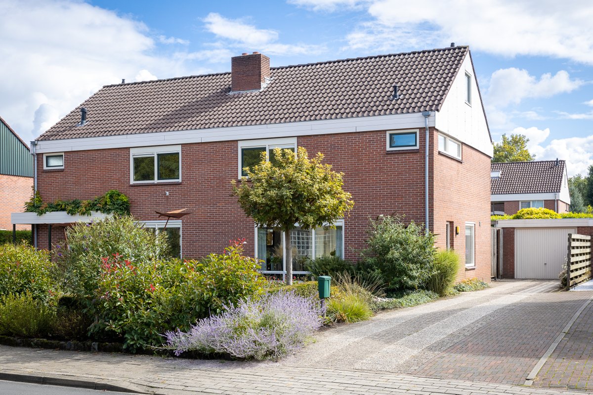 VLMakelaars's tweet photo. Wat een leuke woning op dé perfecte locatie! Je beschikt over een royaal perceel van 453 m2 eigen grond, vrijstaande garage en dat alles gelegen in een zeer gewilde buurt op korte afstand van de Kruisbergse bossen en het stadscentrum! #Welkom #Doetinchem https://t.co/kXQIiimzbD https://t.co/lntTsIjQlN