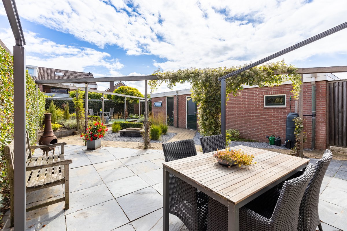 VLMakelaars's tweet photo. Wat een leuke woning op dé perfecte locatie! Je beschikt over een royaal perceel van 453 m2 eigen grond, vrijstaande garage en dat alles gelegen in een zeer gewilde buurt op korte afstand van de Kruisbergse bossen en het stadscentrum! #Welkom #Doetinchem https://t.co/kXQIiimzbD https://t.co/lntTsIjQlN