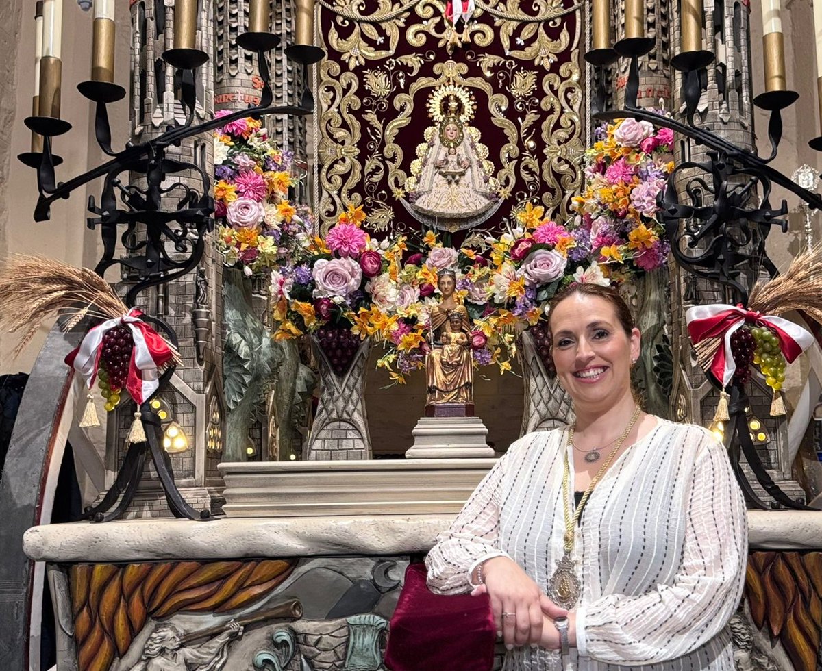 programa_raices's tweet photo. 👤"Es una emoción inmensa representar a Barcelona en El Rocío".

🎙️Hablamos con Lidia Rayo, Hermana Mayor de la @hdadrociobcn  en este 2025.

🎧 Escuchalo en https://t.co/N8Y4Kskq0Y #RomeriadelRocío #Barcelona #Pentecostés #Andalucia #Cultura https://t.co/CliztFCwHI