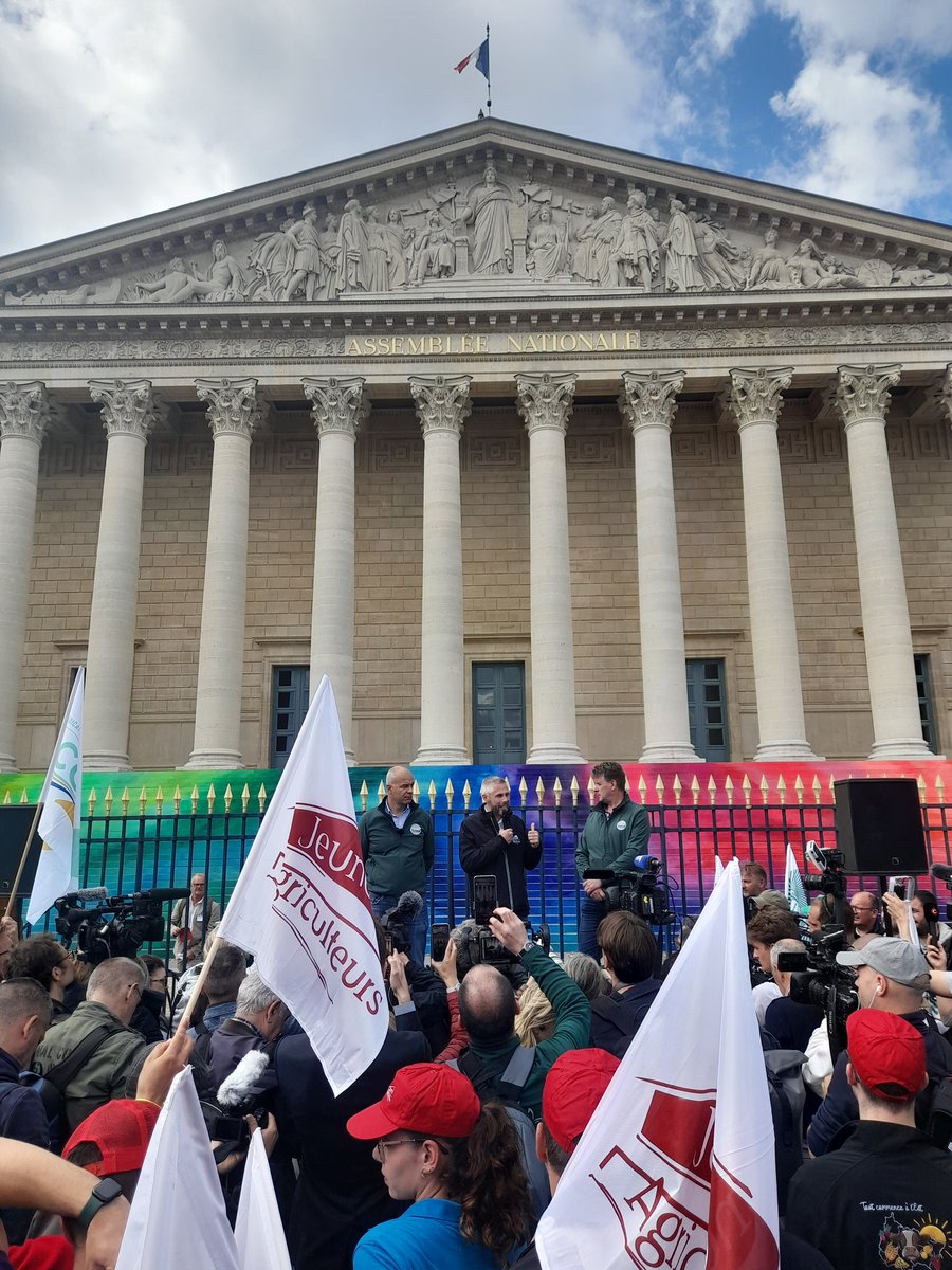 JA Grand Est (@jagrandest) on Twitter photo ⚖️🗳 Mobilisation sur la #loicontraintes , devant l’Assemblée Nationale <a href="/QGuillous/">Quentin Le Guillous</a> appel les députés à soutenir le texte afin de soutenir la Souveraineté Alimentaire 👊 ⚖️🗳 Mobilisation sur la #loicontraintes , devant l’Assemblée Nationale <a href="/QGuillous/">Quentin Le Guillous</a> appel les députés à soutenir le texte afin de soutenir la Souveraineté Alimentaire 👊