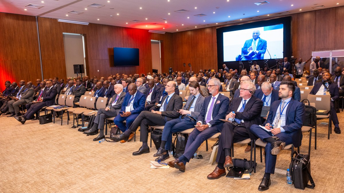 jckbrou's tweet photo. La Conférence internationale sur le thème : « L’Intelligence Artificielle : opportunités et défis pour les Banques Centrales », organisée le 21 mai 2025 à Dakar par la Banque Centrale des Etats de l’Afrique de l’Ouest (BCEAO), s’est achevée par une table ronde de haut niveau intitulée « Principales leçons à tirer et perspectives » qui a réuni les Gouverneurs de la BCEAO, de la Banque des Etats de l’Afrique Centrale (BEAC), de la Banque Centrale des Comores, de la Banque Centrale du Libéria, de la Banque Centrale de Maurice et de la Banque Centrale du Mozambique. Elle a permis de tirer de nombreux enseignements et de définir des perspectives stratégiques pour une intégration progressive et maîtrisée de l’Intelligence Artificielle (IA) dans les activités des Banques Centrales.

Le Gouverneur de la BCEAO, Monsieur Jean-Claude Kassi Brou, a ouvert les débats en soulignant que l’IA demeure, au sein des Banques Centrales, une technologie encore émergente, souvent limitée à des phases d’expérimentation. Il a insisté sur la nécessité pour les Banques Centrales de l’inscrire dans une stratégie globale de transformation numérique, fondée sur une gouvernance des données, le renforcement des compétences internes et l’adaptation des cadres réglementaires. Il a rappelé que le discernement humain devait demeurer au cœur des décisions. Il a évoqué la création, en juillet 2024, du Comité de Réflexion sur l’Intelligence Artificielle (CRIA) au sein de la BCEAO et qui a pour mission de proposer une feuille de route pour le déploiement de cet outil en évaluant les bénéfices attendus, ainsi que les prérequis pour une intégration réussie.

Plaidant pour une démarche rigoureuse, le Gouverneur de la BEAC, Monsieur Yvon Sana Bangui, a mis en avant la nécessité d’un diagnostic institutionnel approfondi et d’un cadre de gouvernance solide. Il a proposé l’élaboration d’un Livre blanc permettant de recenser les meilleures pratiques et de maîtriser les risques liés à l’IA, tout en appelant à renforcer la coopération régionale et internationale afin d’améliorer la résilience des systèmes financiers.
Le Gouverneur de la Banque Centrale du Mozambique, Monsieur Rogério Lucas Zandamela, a insisté sur l’importance d’objectifs clairs et d’une approche humaniste. Il a recommandé la constitution d’équipes dédiées, la compatibilité des outils d’IA avec les systèmes existants, ainsi que le développement de programmes de formation continue pour accompagner les agents dans cette transition.

Le Gouverneur de la Banque Centrale de Maurice a souligné le potentiel de l’IA pour optimiser la supervision bancaire, les prévisions économiques, et intégrer les impacts du changement climatique dans les politiques monétaires. Il a plaidé pour des stratégies institutionnelles cohérentes, appuyées sur des partenariats techniques, et articulées autour d’un plan d’exécution rigoureux.

Proposant une approche pragmatique, le Gouverneur de la Banque Centrale des Comores, Monsieur Younoussa Imani, a identifié plusieurs domaines prioritaires pour l’usage de l’IA, notamment la modélisation macroéconomique, les prévisions d’inflation et les systèmes de paiement. Il a suggéré la création d’un réseau de points focaux sur l’Intelligence Artificielle au sein des Banques Centrales africaines, en vue de mutualiser les expertises et d’accélérer les progrès collectifs.

Enfin, le Gouverneur de la Banque Centrale du Libéria, Monsieur Henry Saamoi, a salué une rencontre déterminante pour l’orientation stratégique de son Institution. Il a annoncé que le Centre d’Innovation Digitale de la Banque porterait désormais la réflexion sur l’Intelligence Artificielle, avec une priorité accordée à sa structuration progressive et au renforcement des compétences internes. Il a également souligné l’importance d’apprendre des expériences d’Institutions plus avancées afin d’éviter les écueils.

À l’issue de cette table ronde, les Gouverneurs ont réaffirmé leur volonté commune d’accompagner la transformation numérique de leurs Institutions à travers des démarches adaptées, responsables et coordonnées. Les échanges ont mis en lumière la nécessité d’élaborer des feuilles de route claires, de garantir une gouvernance rigoureuse et d’intensifier la coopération pour relever les défis éthiques, réglementaires et opérationnels. Les Gouverneurs ont renouvelé leur engagement à poursuivre ces réflexions, notamment à travers des initiatives collectives, en vue de faire de l’IA un levier au service de la stabilité financière et du développement économique du continent.

#JeanClaudeKassiBrou #BCEAO #UMOA #UEMOA #ABCA #BanquesCentrales #ConférenceInternationale #Stabilité #Monnaie #Economie #Intégration #PolitiqueMonétaire #IntelligenceArtificielle #TransformationDigitale #InnovationFinancière