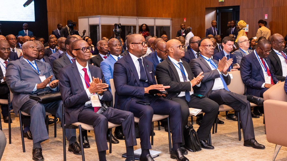 jckbrou's tweet photo. La Conférence internationale sur le thème : « L’Intelligence Artificielle : opportunités et défis pour les Banques Centrales », organisée le 21 mai 2025 à Dakar par la Banque Centrale des Etats de l’Afrique de l’Ouest (BCEAO), s’est achevée par une table ronde de haut niveau intitulée « Principales leçons à tirer et perspectives » qui a réuni les Gouverneurs de la BCEAO, de la Banque des Etats de l’Afrique Centrale (BEAC), de la Banque Centrale des Comores, de la Banque Centrale du Libéria, de la Banque Centrale de Maurice et de la Banque Centrale du Mozambique. Elle a permis de tirer de nombreux enseignements et de définir des perspectives stratégiques pour une intégration progressive et maîtrisée de l’Intelligence Artificielle (IA) dans les activités des Banques Centrales.

Le Gouverneur de la BCEAO, Monsieur Jean-Claude Kassi Brou, a ouvert les débats en soulignant que l’IA demeure, au sein des Banques Centrales, une technologie encore émergente, souvent limitée à des phases d’expérimentation. Il a insisté sur la nécessité pour les Banques Centrales de l’inscrire dans une stratégie globale de transformation numérique, fondée sur une gouvernance des données, le renforcement des compétences internes et l’adaptation des cadres réglementaires. Il a rappelé que le discernement humain devait demeurer au cœur des décisions. Il a évoqué la création, en juillet 2024, du Comité de Réflexion sur l’Intelligence Artificielle (CRIA) au sein de la BCEAO et qui a pour mission de proposer une feuille de route pour le déploiement de cet outil en évaluant les bénéfices attendus, ainsi que les prérequis pour une intégration réussie.

Plaidant pour une démarche rigoureuse, le Gouverneur de la BEAC, Monsieur Yvon Sana Bangui, a mis en avant la nécessité d’un diagnostic institutionnel approfondi et d’un cadre de gouvernance solide. Il a proposé l’élaboration d’un Livre blanc permettant de recenser les meilleures pratiques et de maîtriser les risques liés à l’IA, tout en appelant à renforcer la coopération régionale et internationale afin d’améliorer la résilience des systèmes financiers.
Le Gouverneur de la Banque Centrale du Mozambique, Monsieur Rogério Lucas Zandamela, a insisté sur l’importance d’objectifs clairs et d’une approche humaniste. Il a recommandé la constitution d’équipes dédiées, la compatibilité des outils d’IA avec les systèmes existants, ainsi que le développement de programmes de formation continue pour accompagner les agents dans cette transition.

Le Gouverneur de la Banque Centrale de Maurice a souligné le potentiel de l’IA pour optimiser la supervision bancaire, les prévisions économiques, et intégrer les impacts du changement climatique dans les politiques monétaires. Il a plaidé pour des stratégies institutionnelles cohérentes, appuyées sur des partenariats techniques, et articulées autour d’un plan d’exécution rigoureux.

Proposant une approche pragmatique, le Gouverneur de la Banque Centrale des Comores, Monsieur Younoussa Imani, a identifié plusieurs domaines prioritaires pour l’usage de l’IA, notamment la modélisation macroéconomique, les prévisions d’inflation et les systèmes de paiement. Il a suggéré la création d’un réseau de points focaux sur l’Intelligence Artificielle au sein des Banques Centrales africaines, en vue de mutualiser les expertises et d’accélérer les progrès collectifs.

Enfin, le Gouverneur de la Banque Centrale du Libéria, Monsieur Henry Saamoi, a salué une rencontre déterminante pour l’orientation stratégique de son Institution. Il a annoncé que le Centre d’Innovation Digitale de la Banque porterait désormais la réflexion sur l’Intelligence Artificielle, avec une priorité accordée à sa structuration progressive et au renforcement des compétences internes. Il a également souligné l’importance d’apprendre des expériences d’Institutions plus avancées afin d’éviter les écueils.

À l’issue de cette table ronde, les Gouverneurs ont réaffirmé leur volonté commune d’accompagner la transformation numérique de leurs Institutions à travers des démarches adaptées, responsables et coordonnées. Les échanges ont mis en lumière la nécessité d’élaborer des feuilles de route claires, de garantir une gouvernance rigoureuse et d’intensifier la coopération pour relever les défis éthiques, réglementaires et opérationnels. Les Gouverneurs ont renouvelé leur engagement à poursuivre ces réflexions, notamment à travers des initiatives collectives, en vue de faire de l’IA un levier au service de la stabilité financière et du développement économique du continent.

#JeanClaudeKassiBrou #BCEAO #UMOA #UEMOA #ABCA #BanquesCentrales #ConférenceInternationale #Stabilité #Monnaie #Economie #Intégration #PolitiqueMonétaire #IntelligenceArtificielle #TransformationDigitale #InnovationFinancière