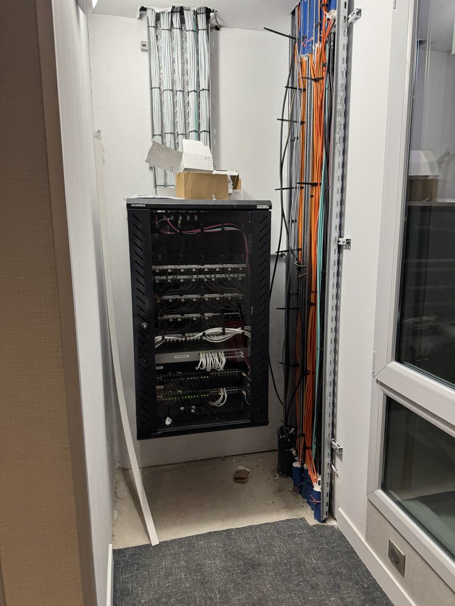 _SaxX_'s tweet image. La direction : "On a tout bien sécurisé ! On est contents de nous."
[...]
Les hackers "La clé de la baie informatique se trouvait sur l'armoire..."
#merciPourCeMoment

Parfois, les gens pensent qu'il faut être dans la matrice pour pirater... alors que c'est bien plus facile que…