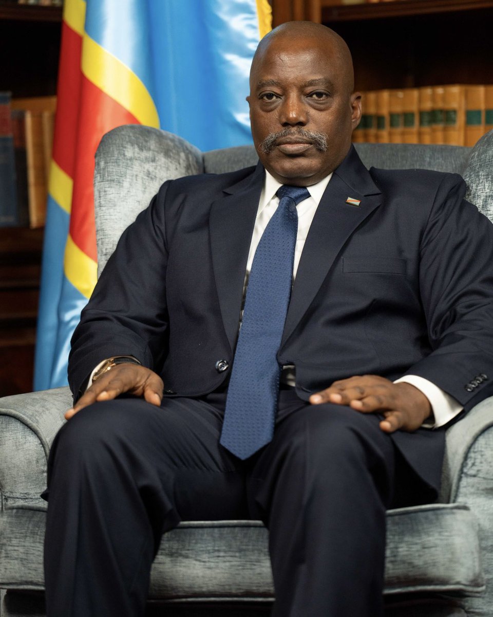Jeunesse congolaise, réveille-toi !

Vous passez vos journées à parler de KABILA, FELIX, NANGAA… matin, midi, soir,
Oubliant une chose : EUX ont déjà fait leur vie.
 Leurs enfants sont riches. Leur avenir est garanti.

Et TOI ? Tu es encore là, pauvre, perdu, distrait…