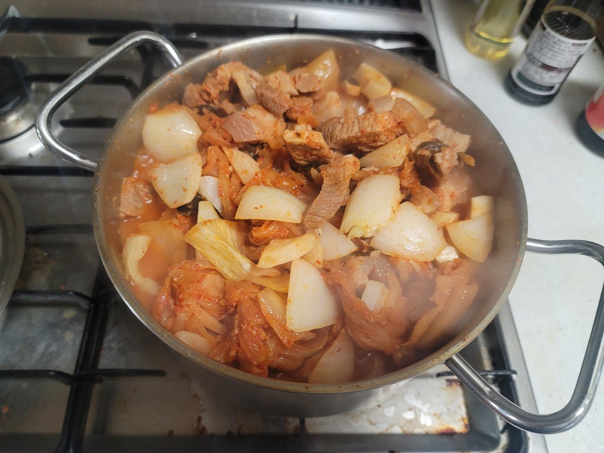 pull9403's tweet photo. 김치찌개를 끓였다
근데 재료를 너무 넣었나(특히 돼지고기가)...두부를 넣을 공간이 없다
저녁식사때 어느정도 먹은 뒤 공간 생기면 넣어야할듯... https://t.co/iRu8TBucMR